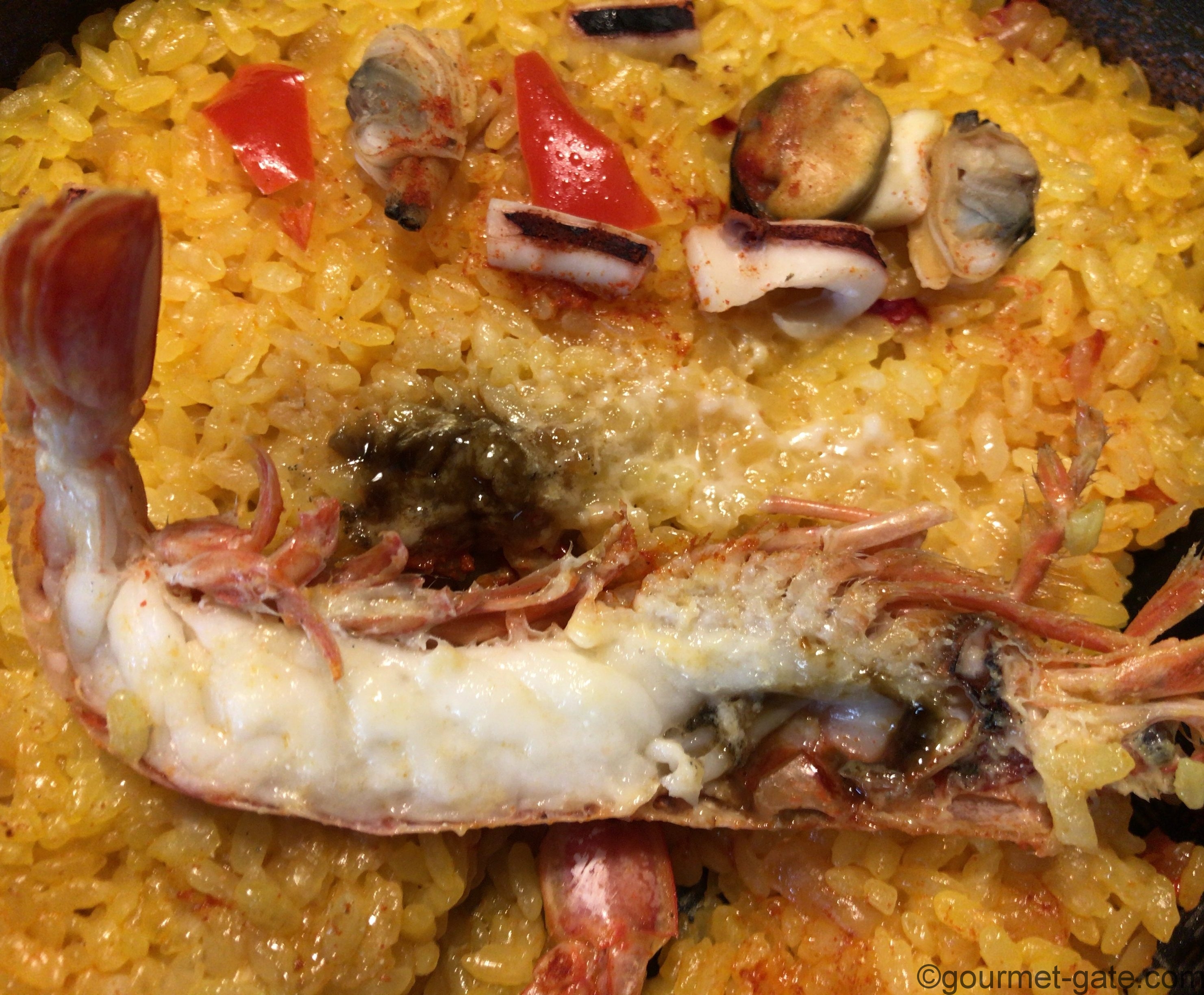 魚介の旨味がギッシリと入ったパエリア