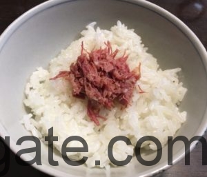 ご飯にのせたコンビーフ