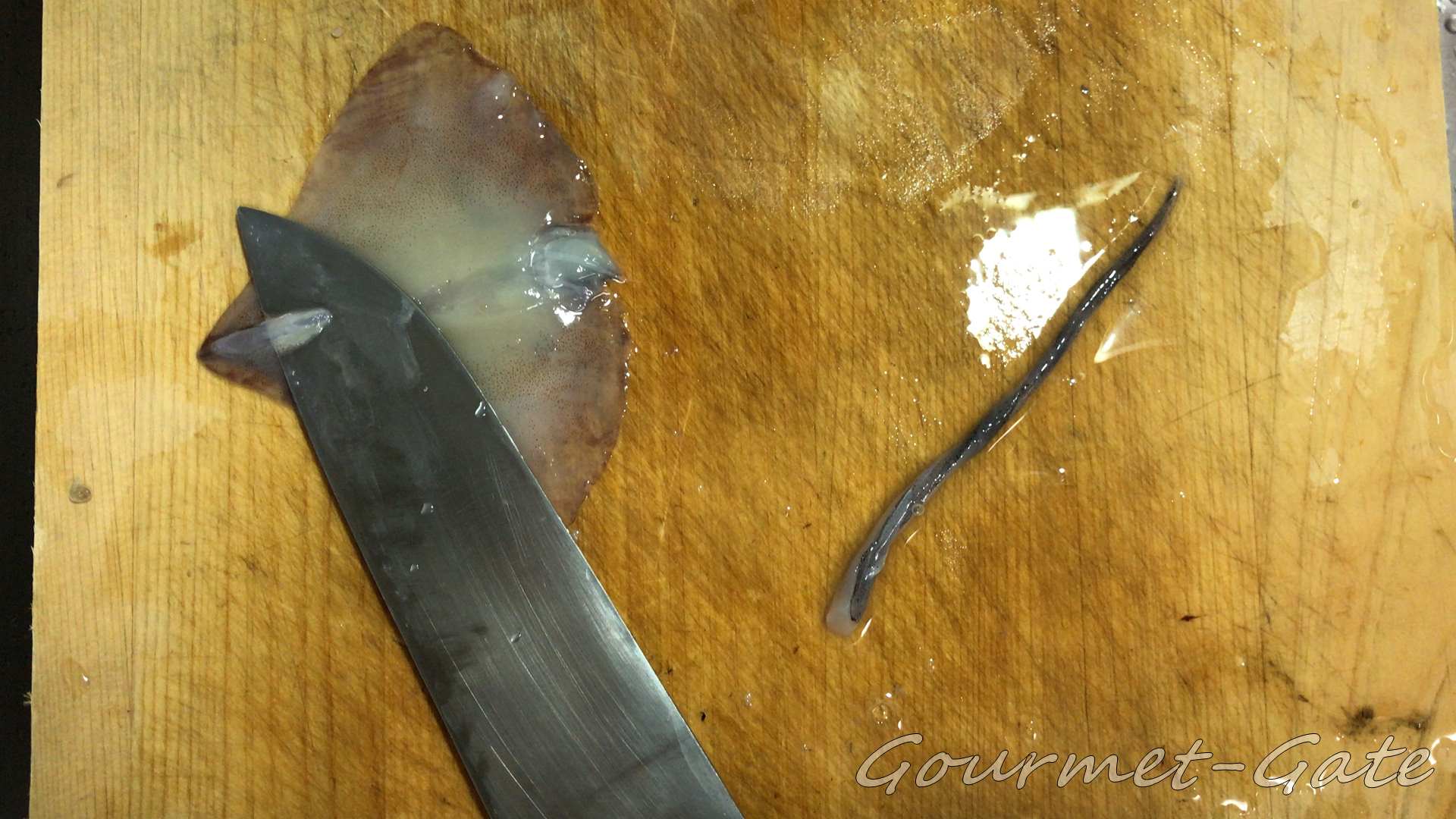 硬い部分を丁寧に取る