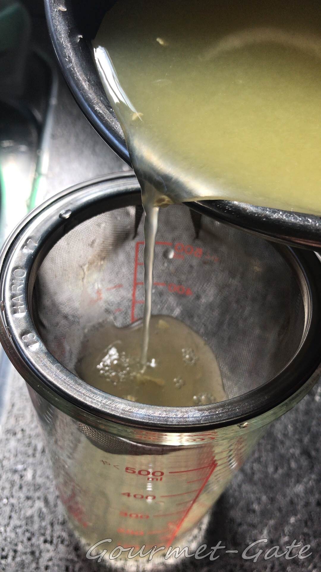 ゆず果汁を濾す、種と果肉を除く
