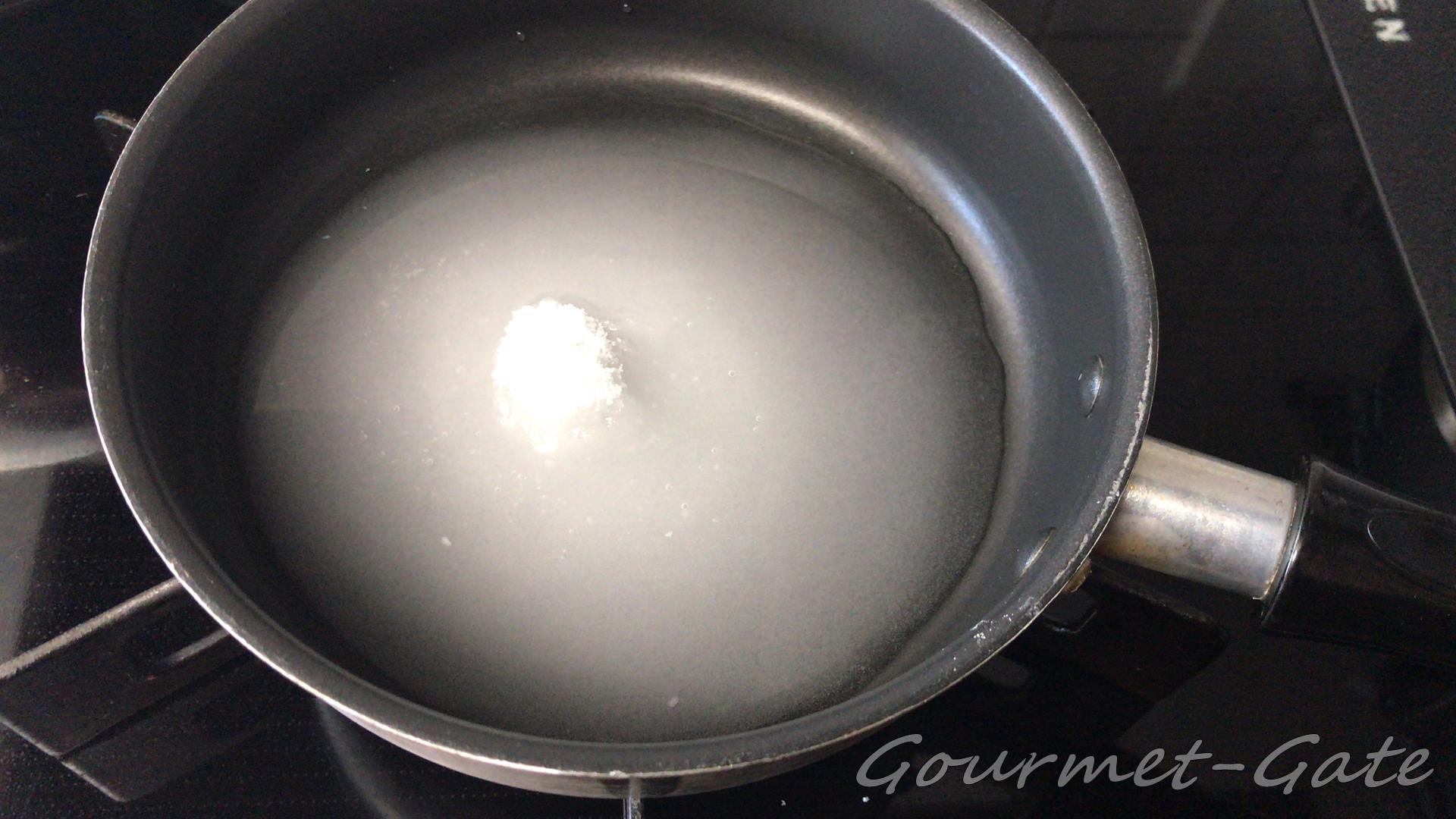 砂糖は少量の水でシロップに