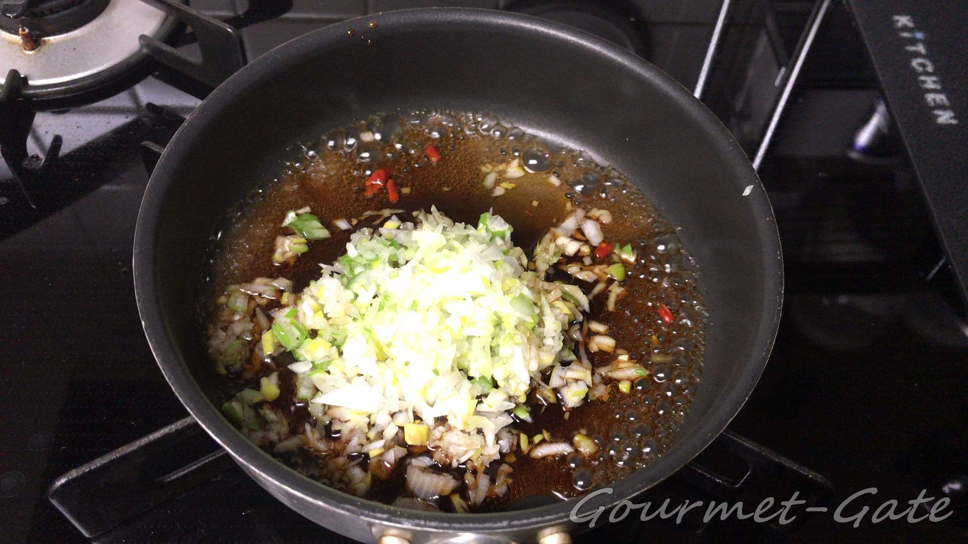 タレと野菜をあわせる