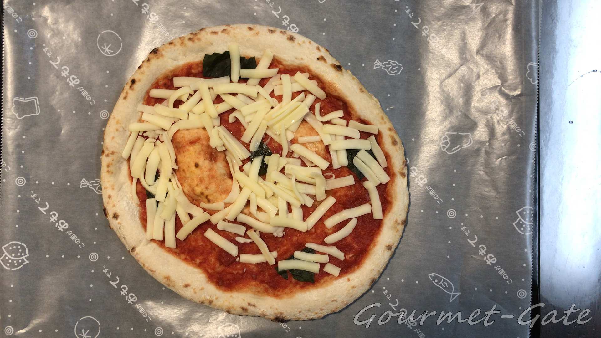 ピザをオーブンシートに乗せて焼く