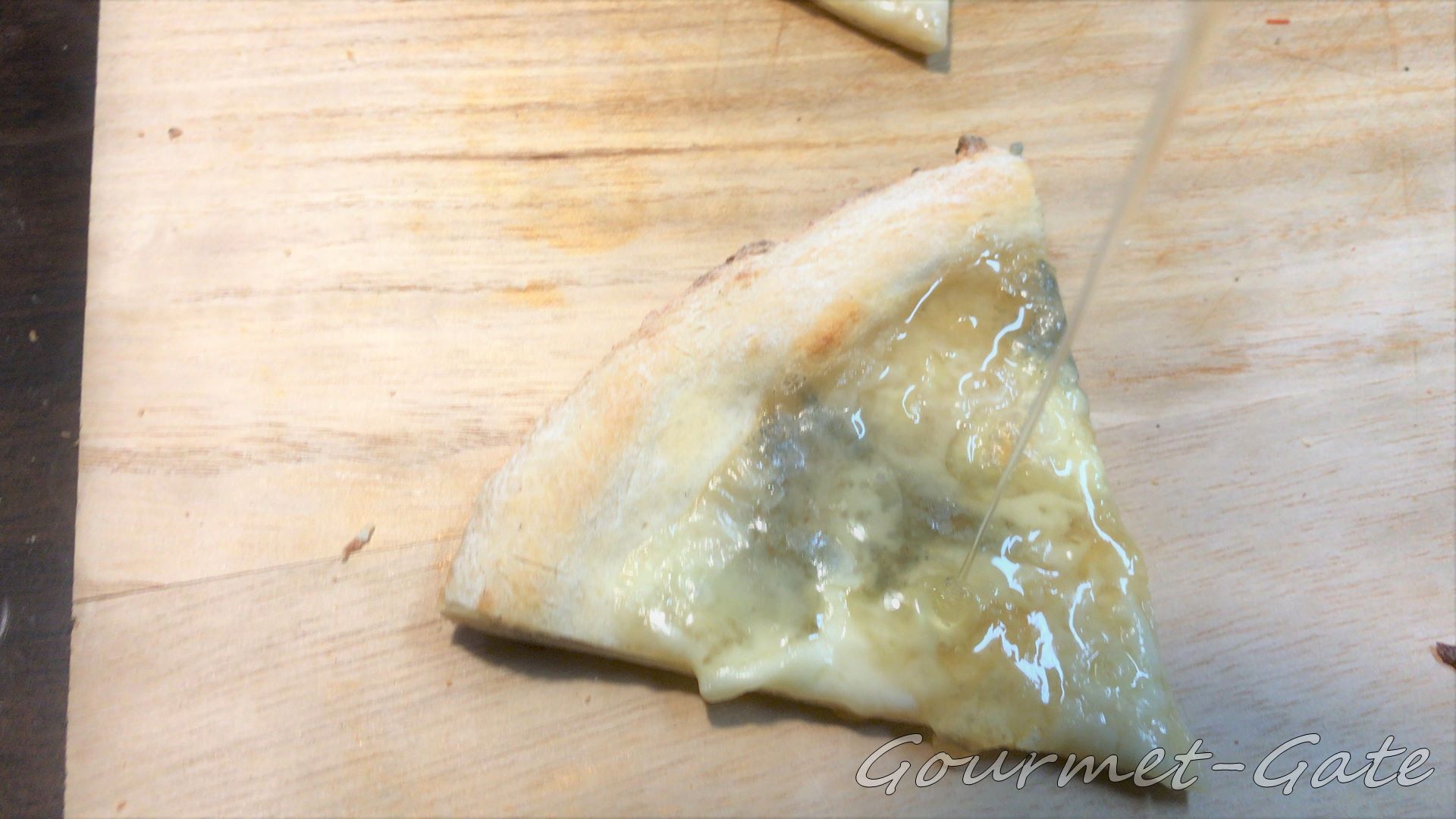 ゴルゴンゾーラのピザには蜂蜜が最高