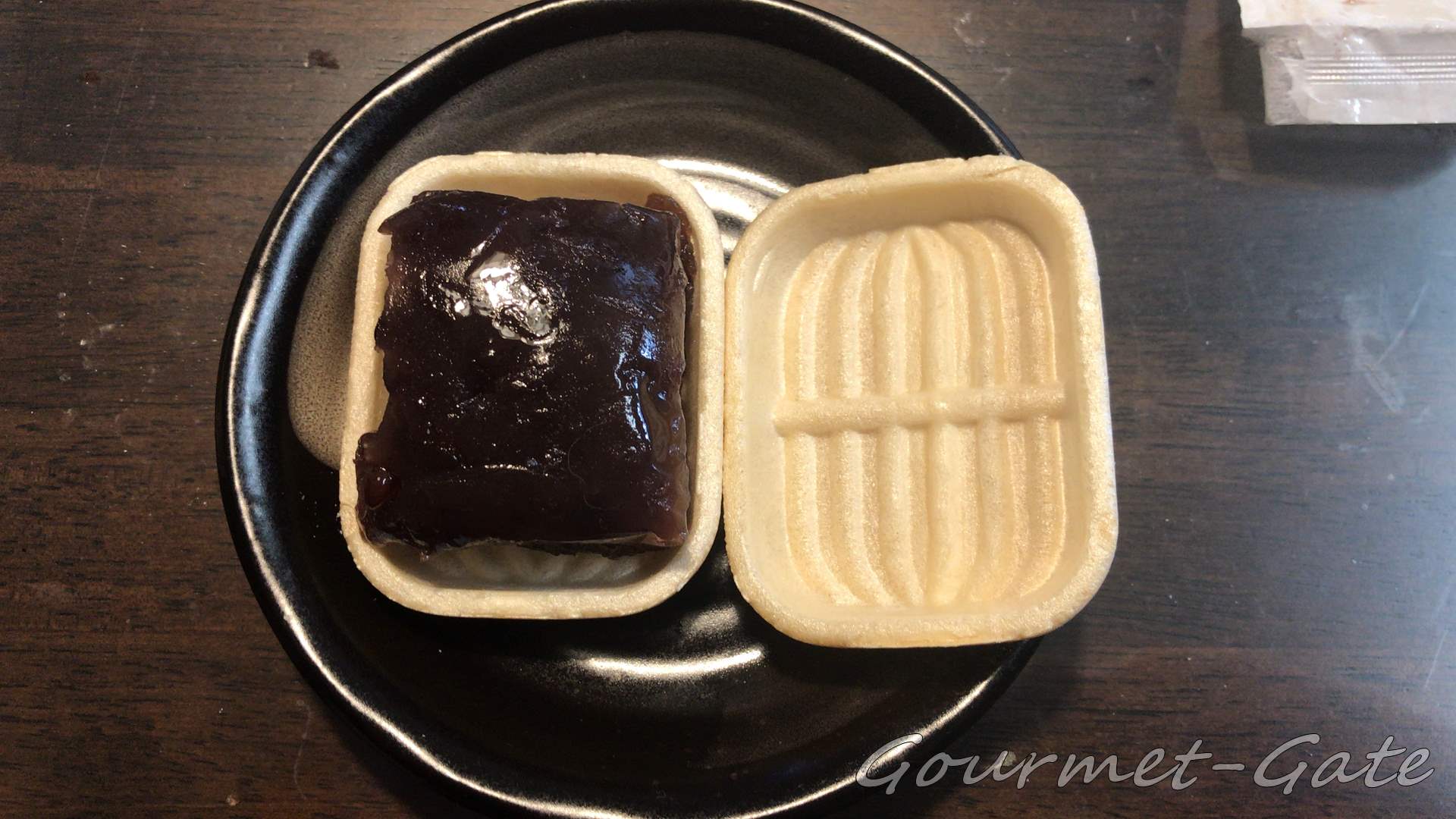パリパリの最中の皮に餡を詰め込む