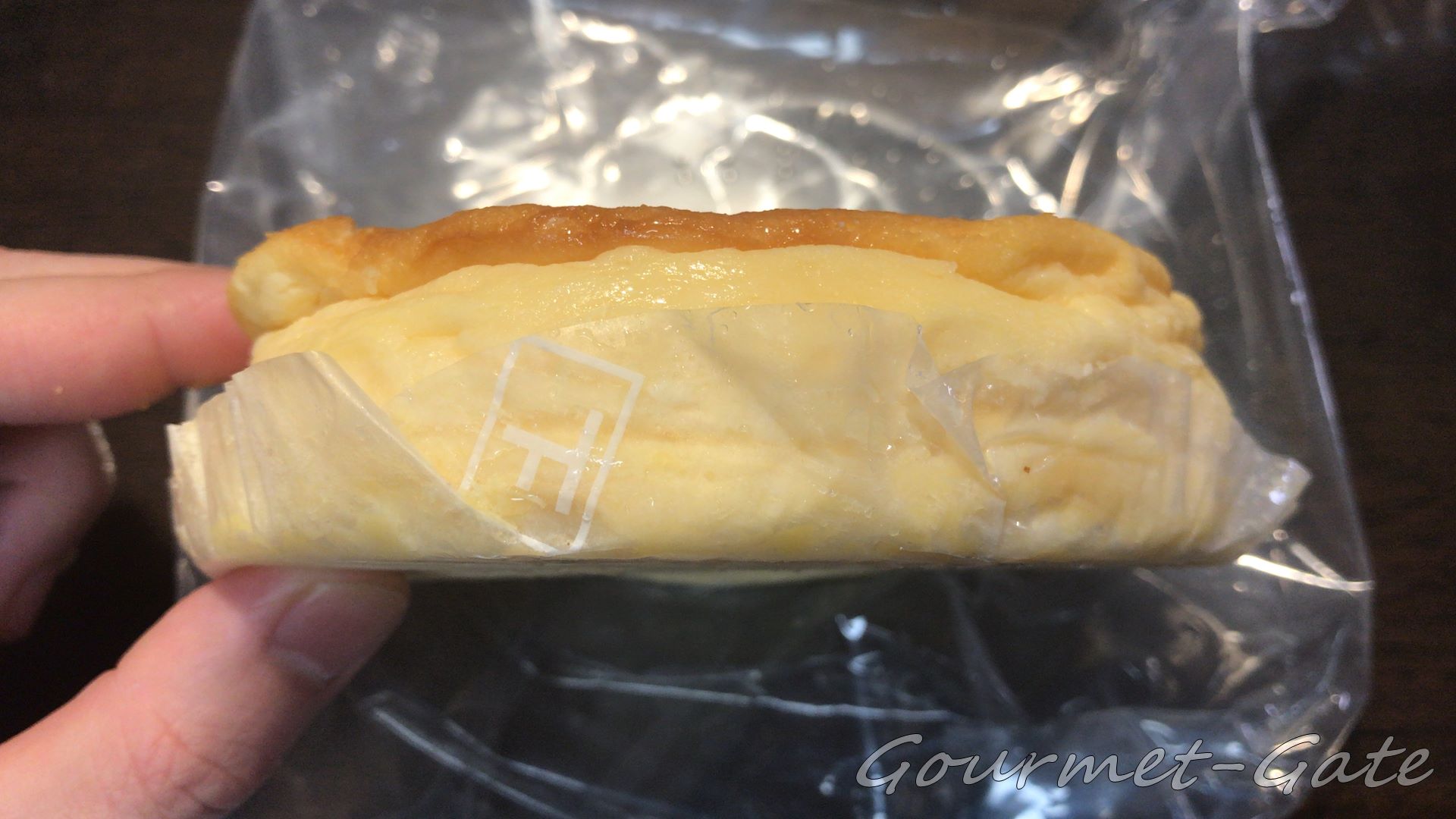 チーズケーキの厚みはそこそこある