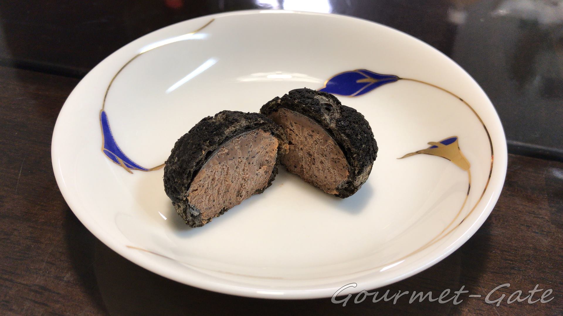 LOUANGE TOKYOの黒トリュフシューをカット