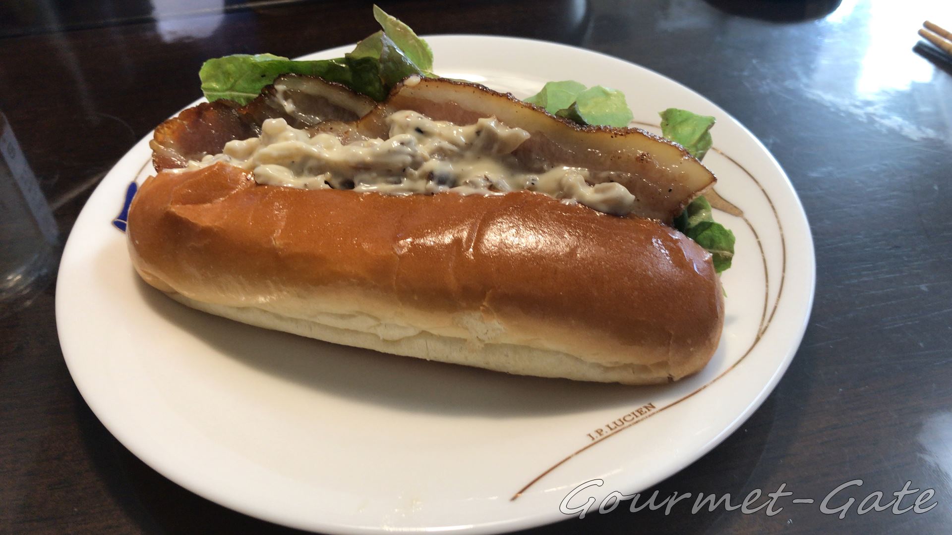 たっぷりの燻製素材で作ったサンドイッチ