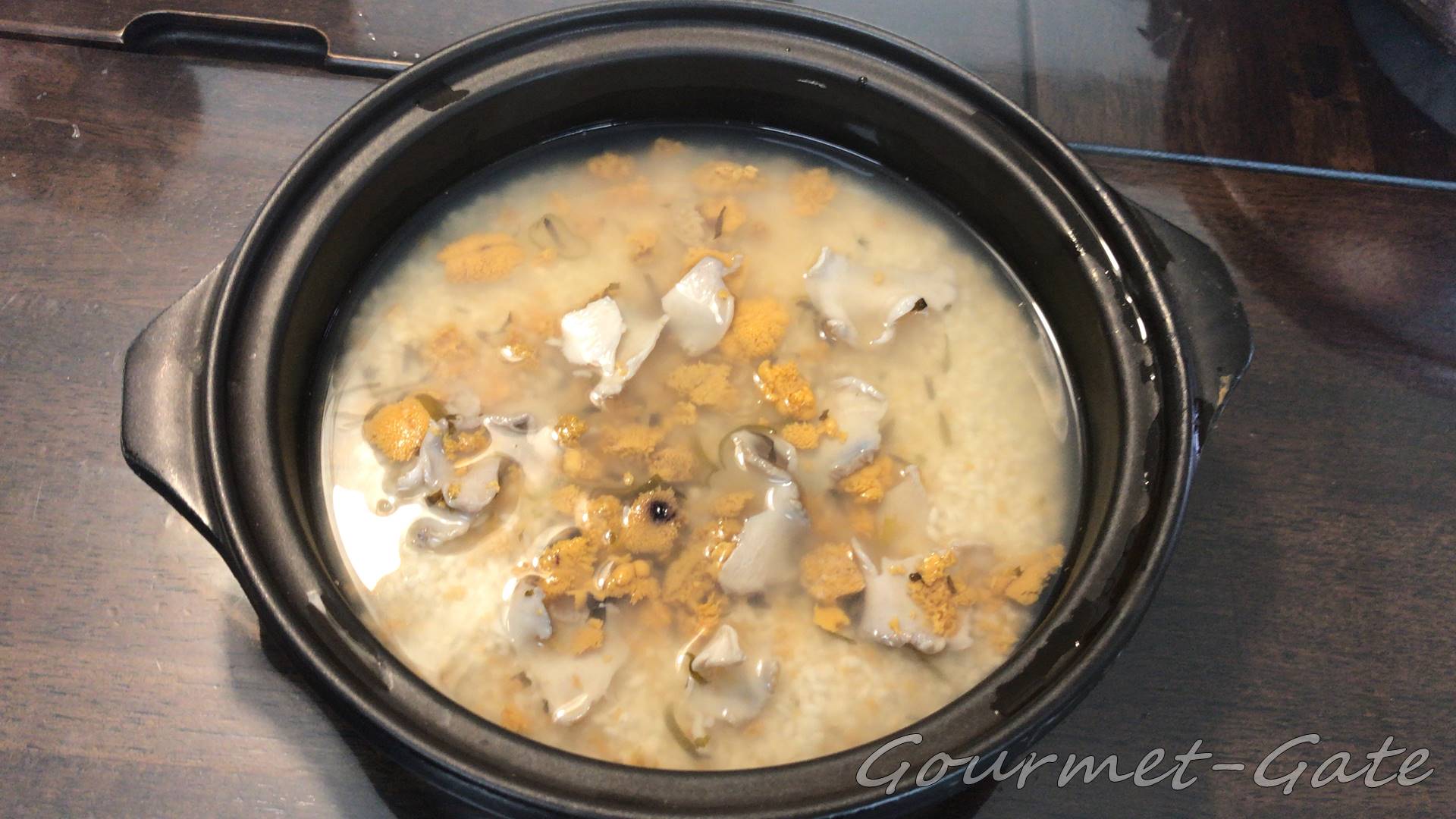ウニとアワビの炊き込みご飯を用意