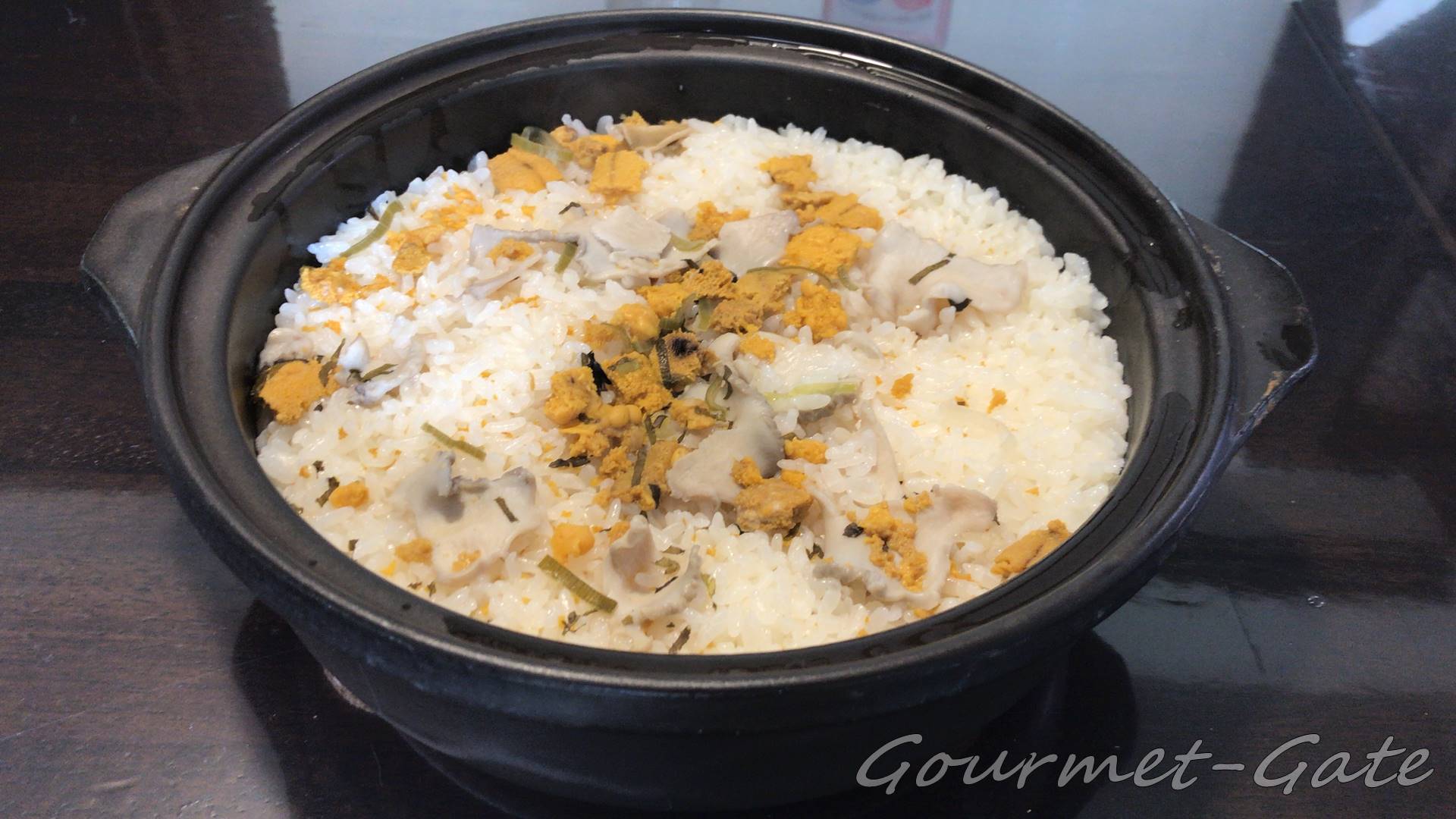 米が立ったウニとアワビの炊き込みご飯