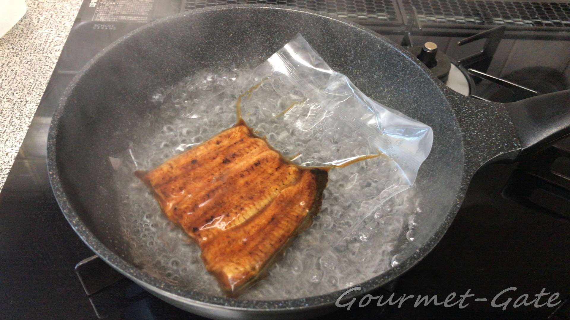 浜名湖のうなぎを調理中
