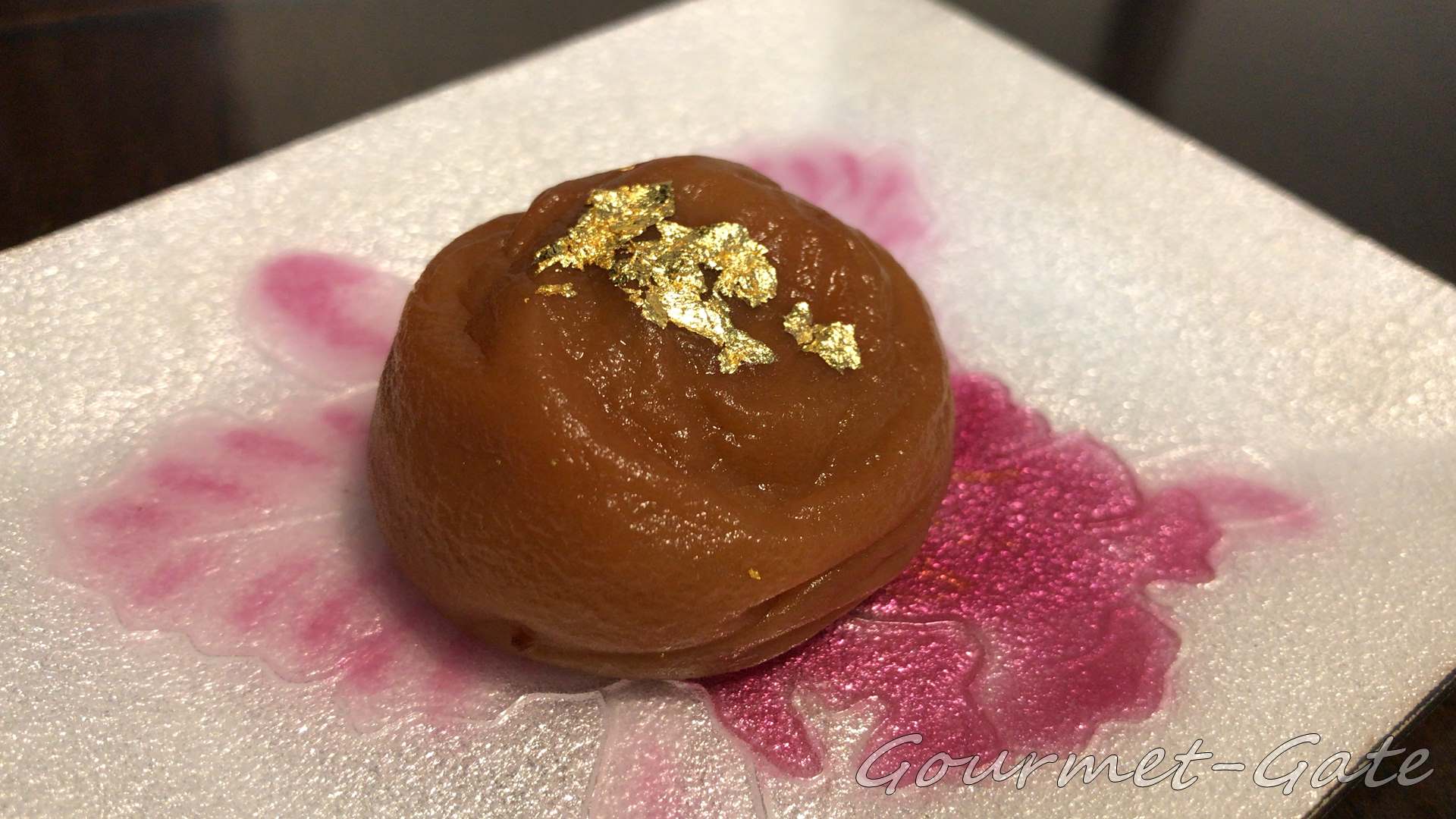 金箔がのっている梅干し