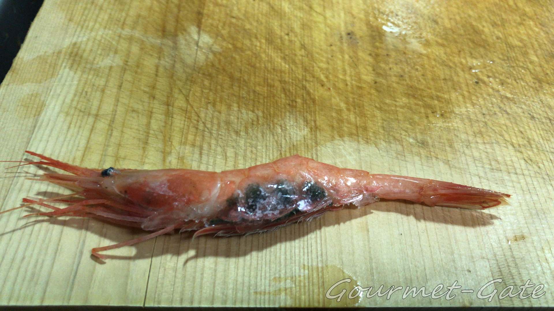 腹の緑色のものが甘エビの卵