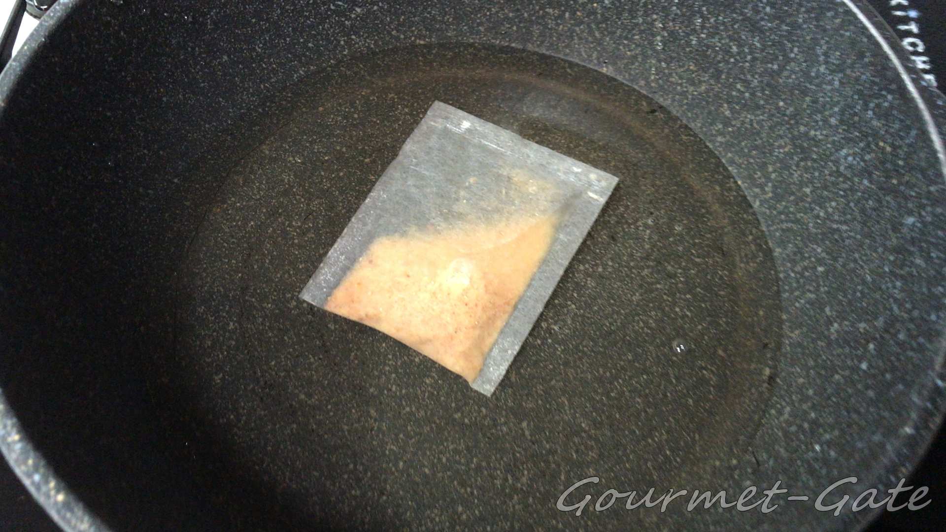 茅乃舎だしで出汁をとる