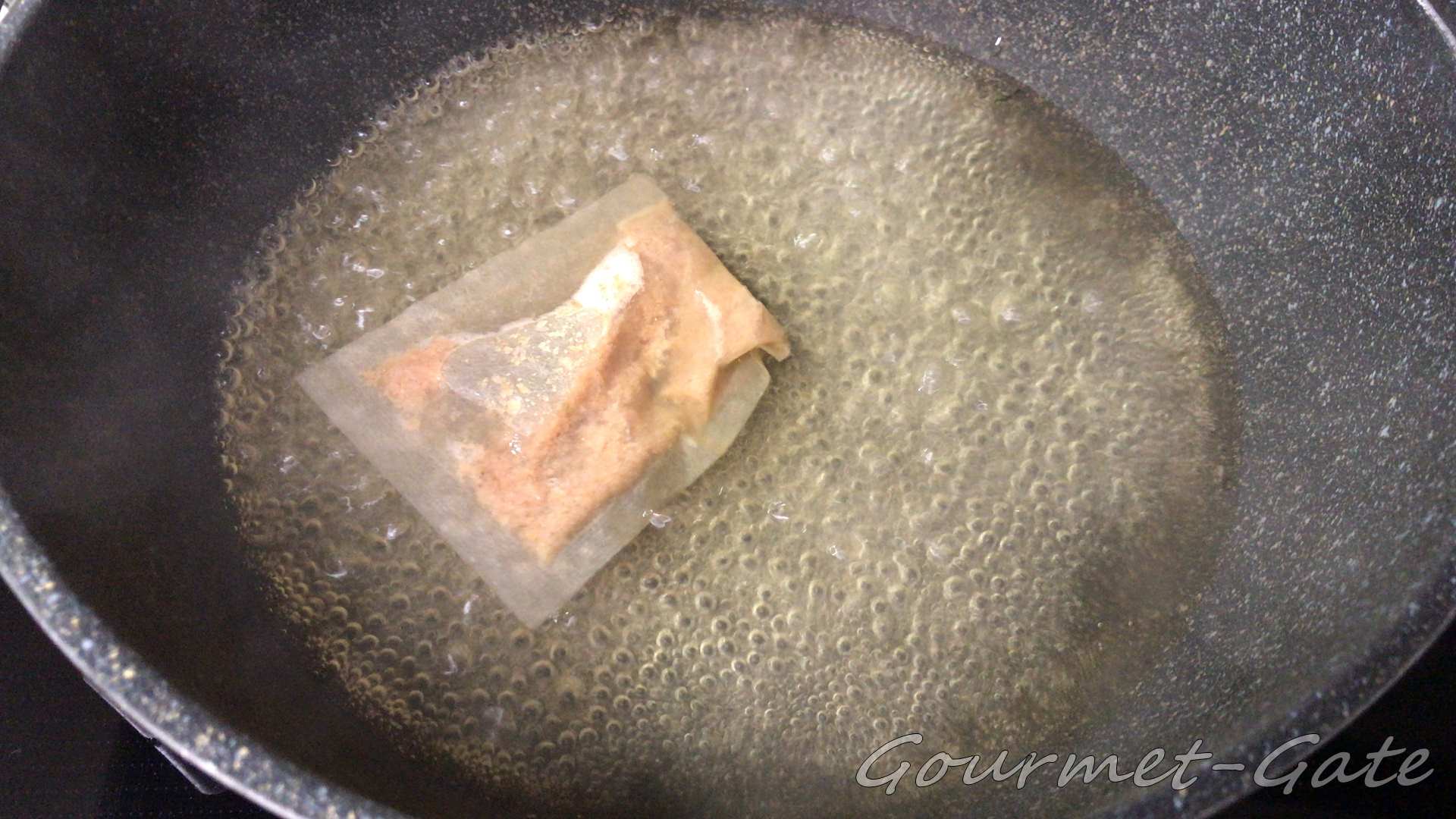 茅乃舎だしで出汁をとる２