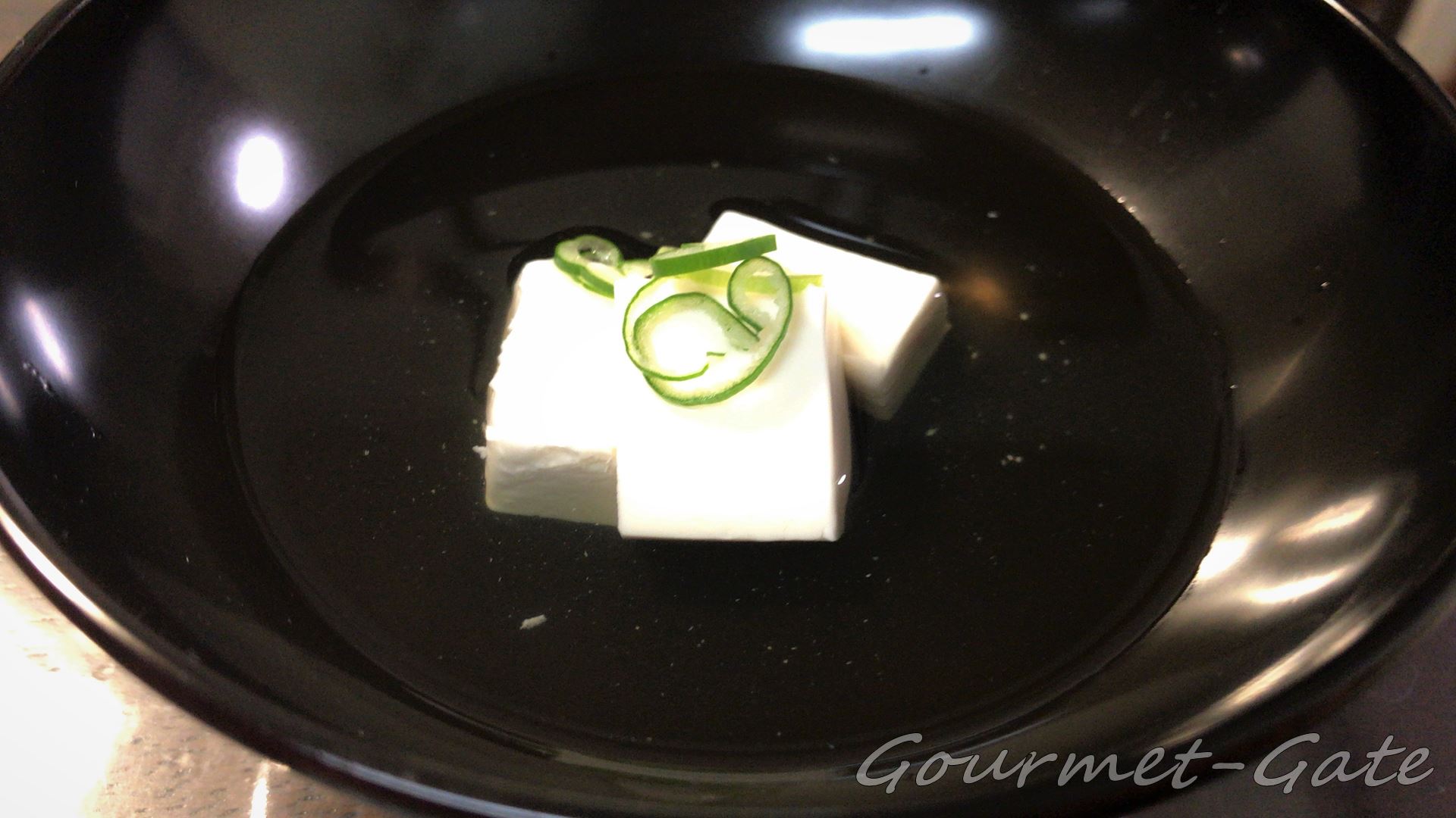 茅乃舎だしで豆腐の吸い物