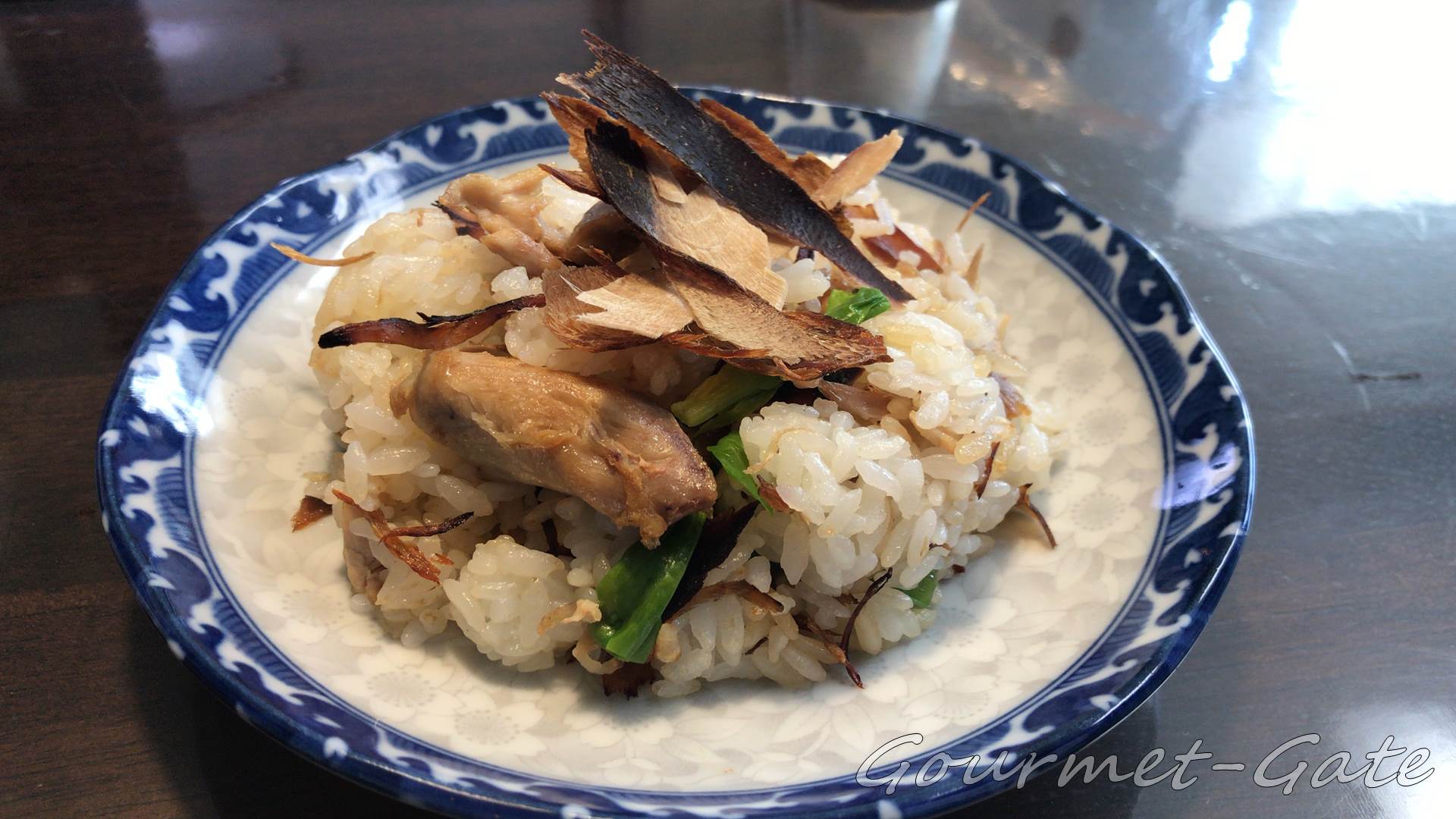 食べる削り節を乗せたチャーハン