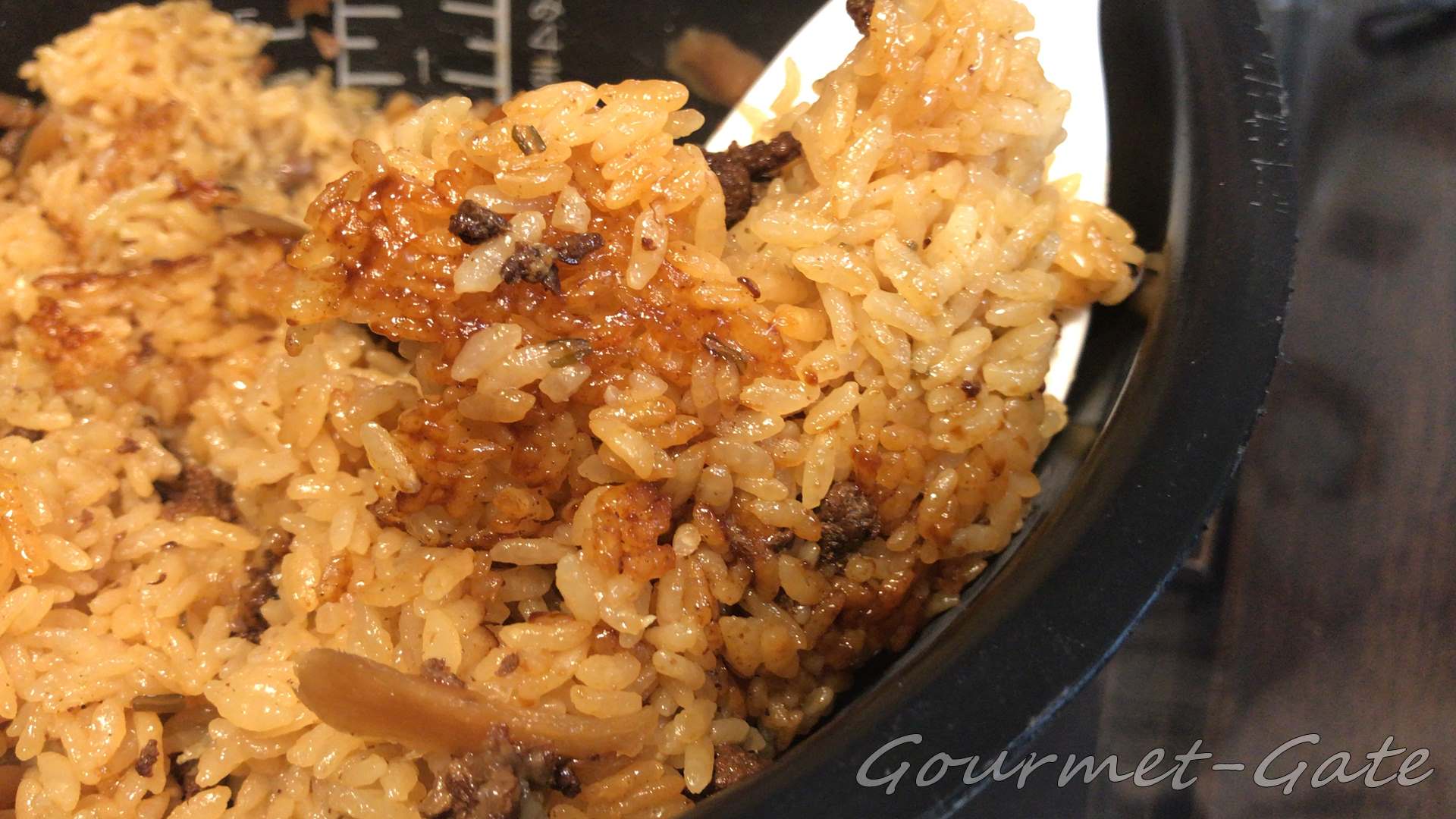 牛炊き込みご飯を作るとおこげが出来る