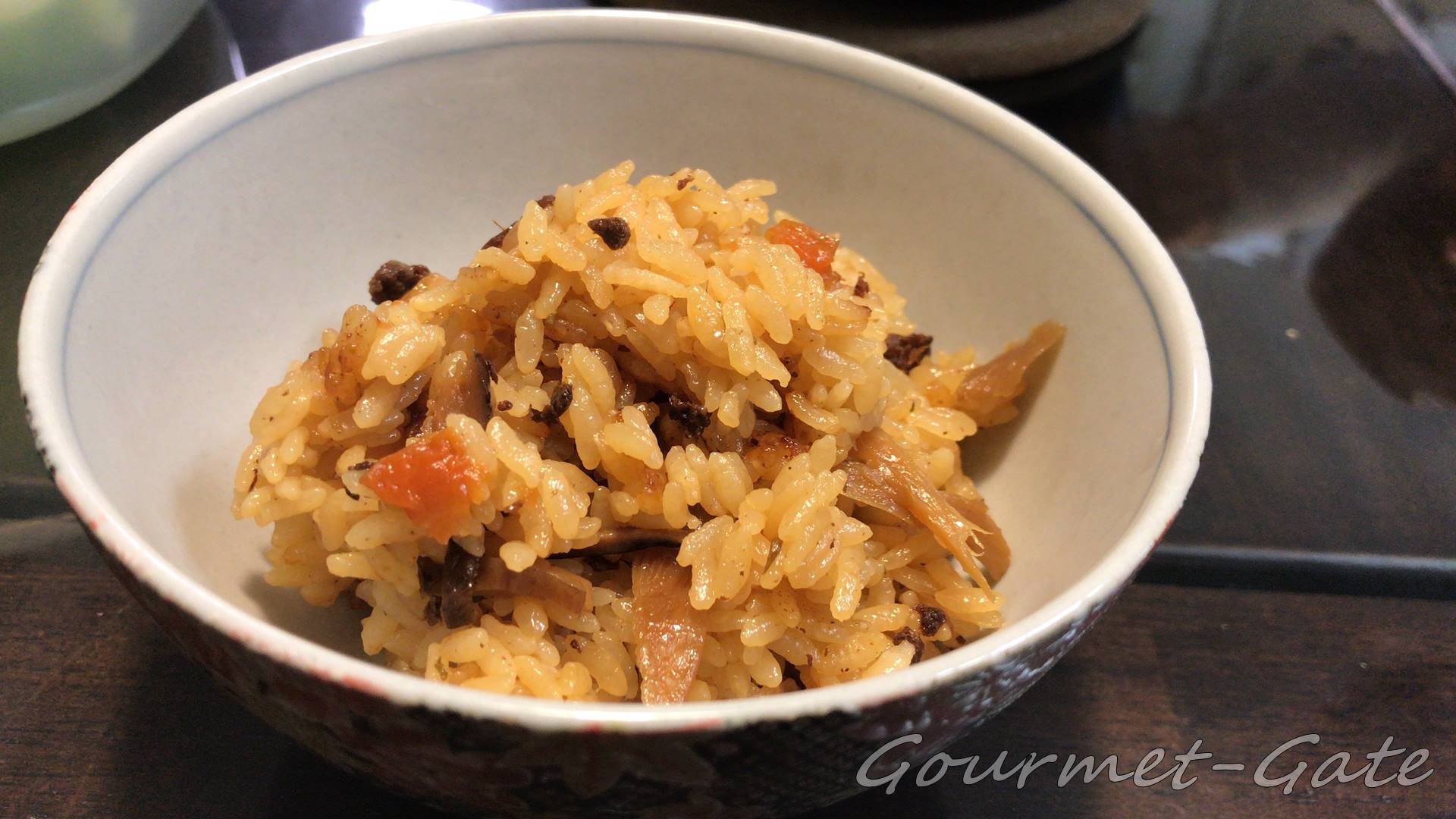 牛炊き込みご飯を盛り付け
