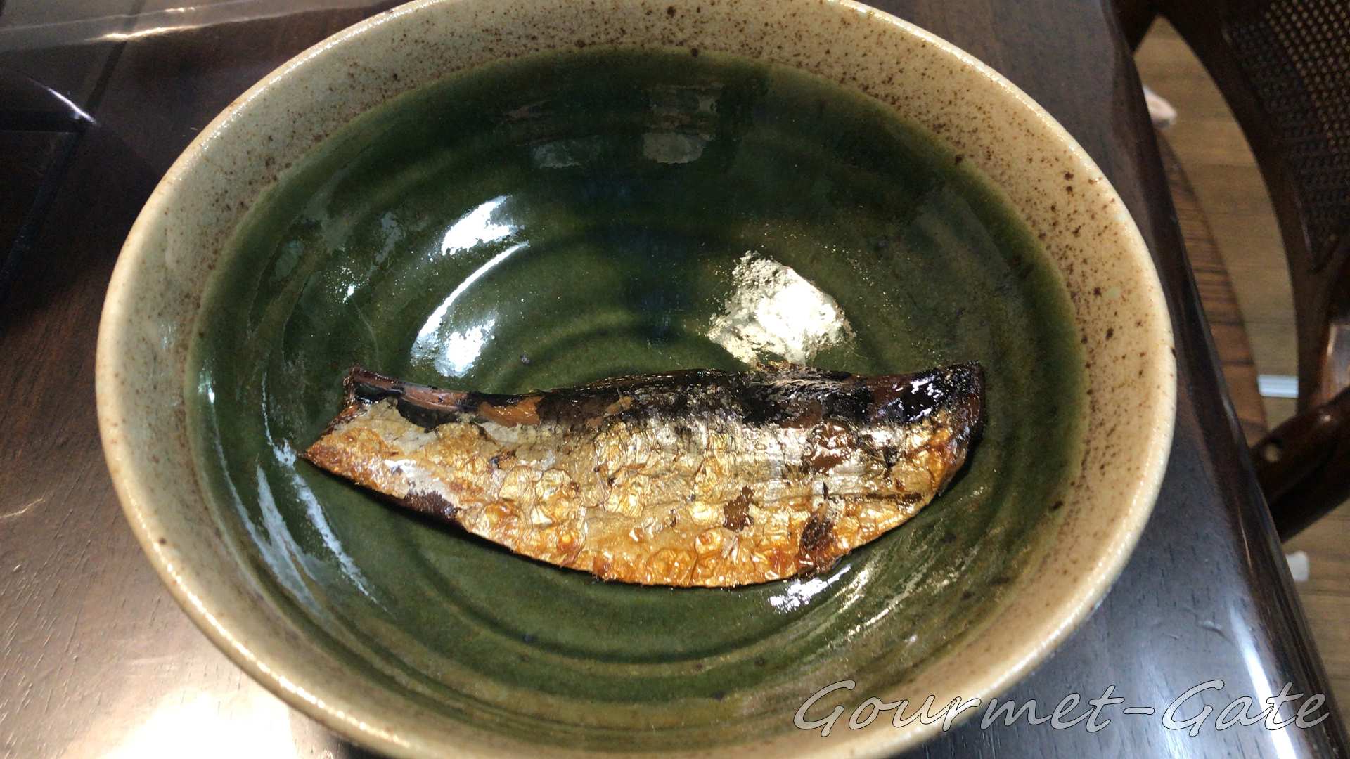やぐ羅のにしんを器の底に置く