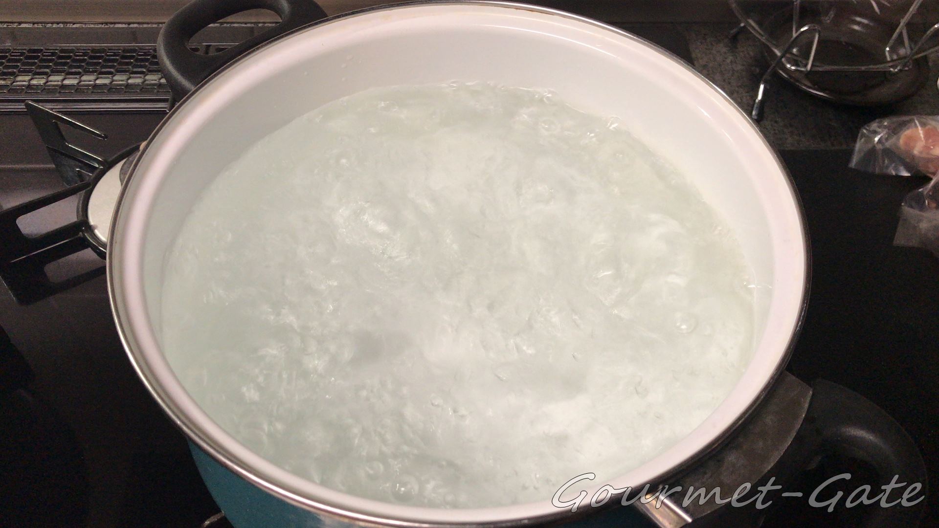乾麺を茹でる時には沸騰させるのが最重要