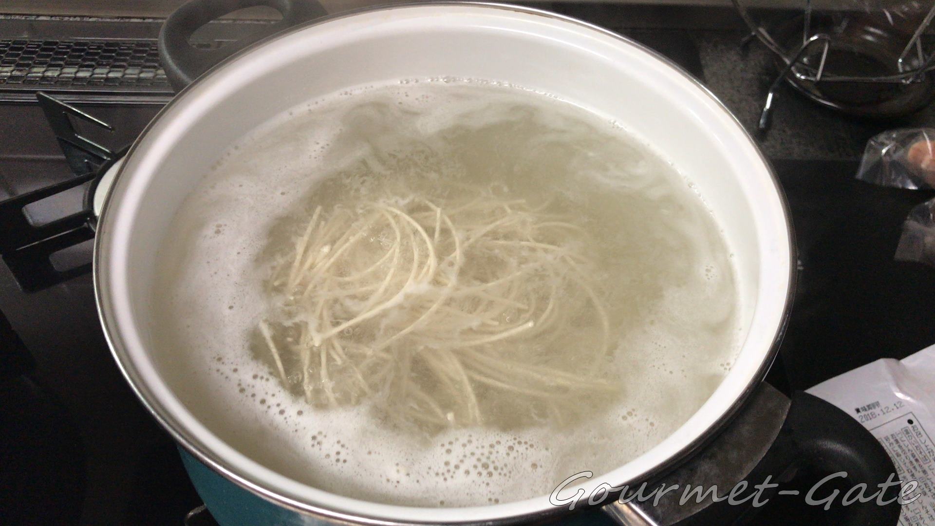 しっかりと麺が踊る様に茹でる