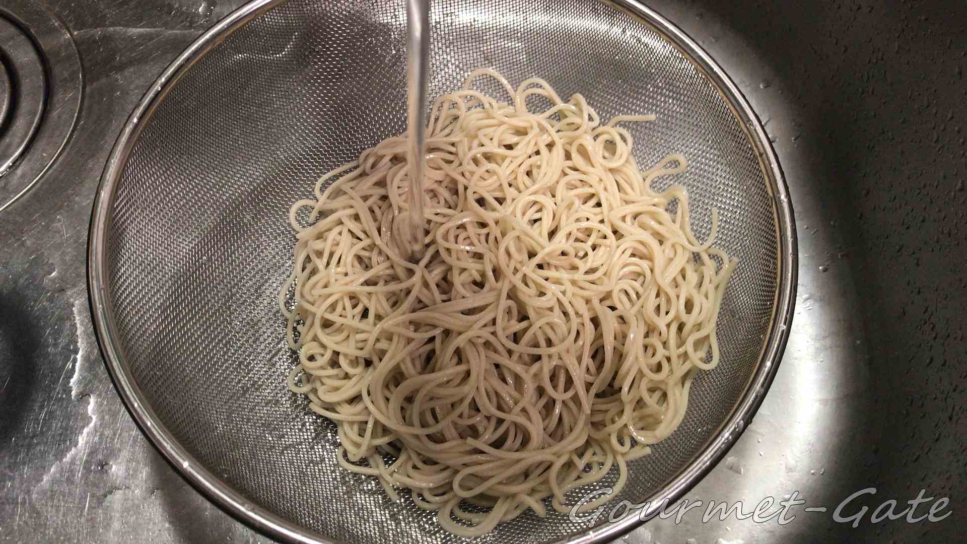 温かい蕎麦でも一度滑りを取る