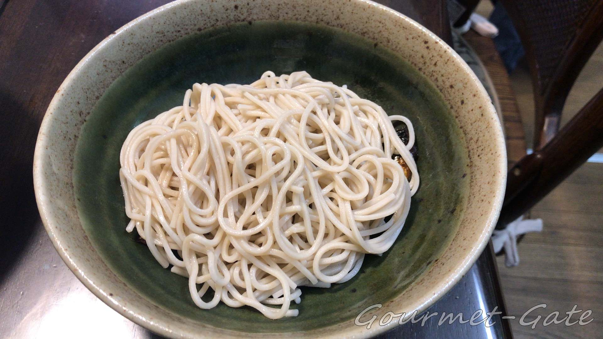 やぐ羅のにしん甘露煮の上にそばを乗せる