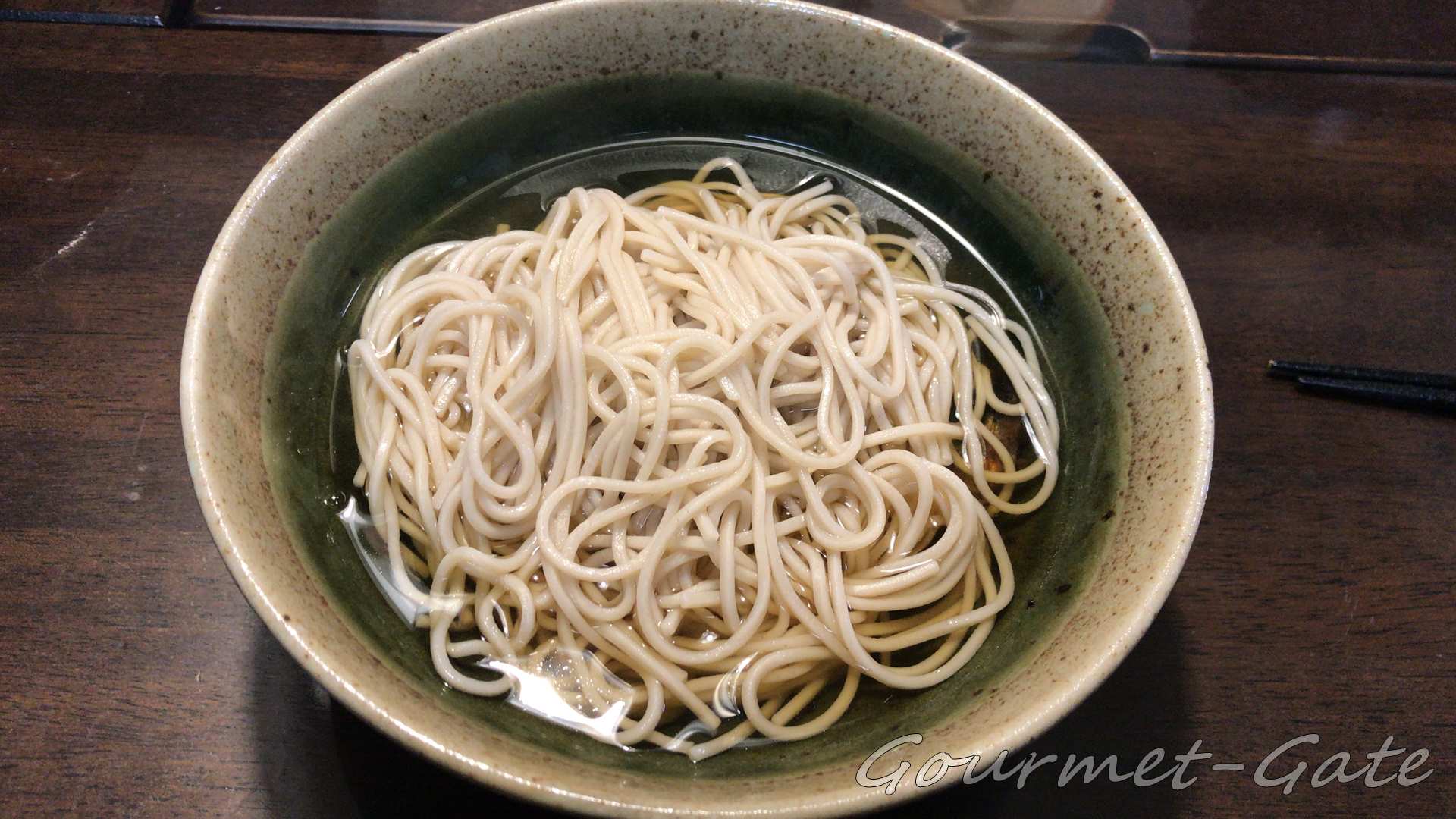 そっとそば汁を注いだらニシン蕎麦が完成