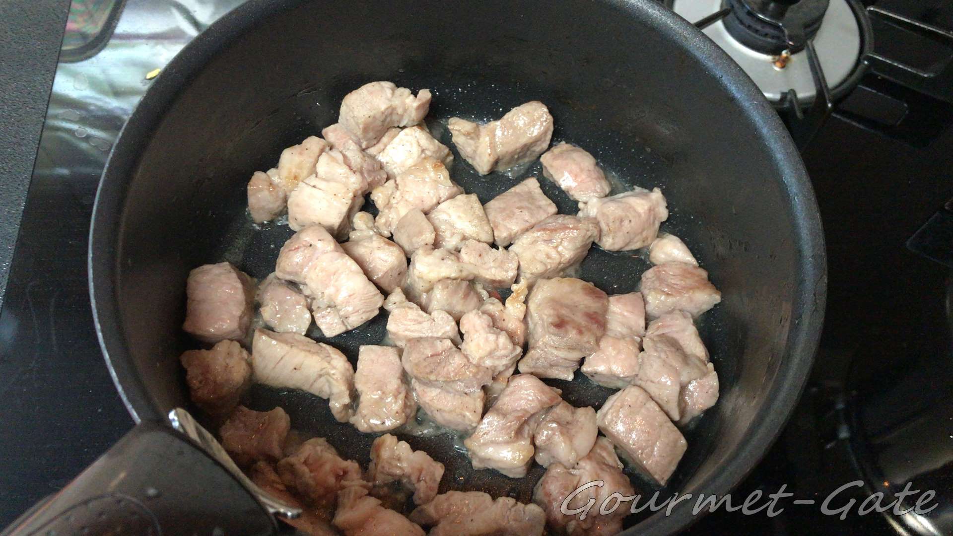 ブロック肉を角切りにしてから炒める