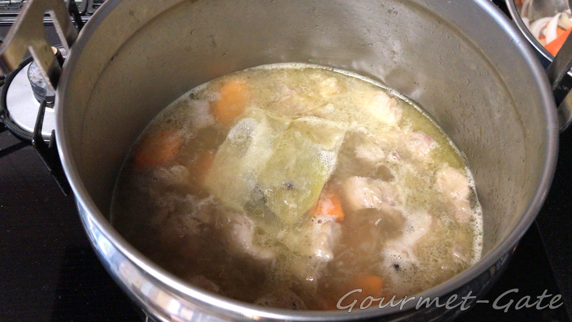 カレー作りのアク取りは重要