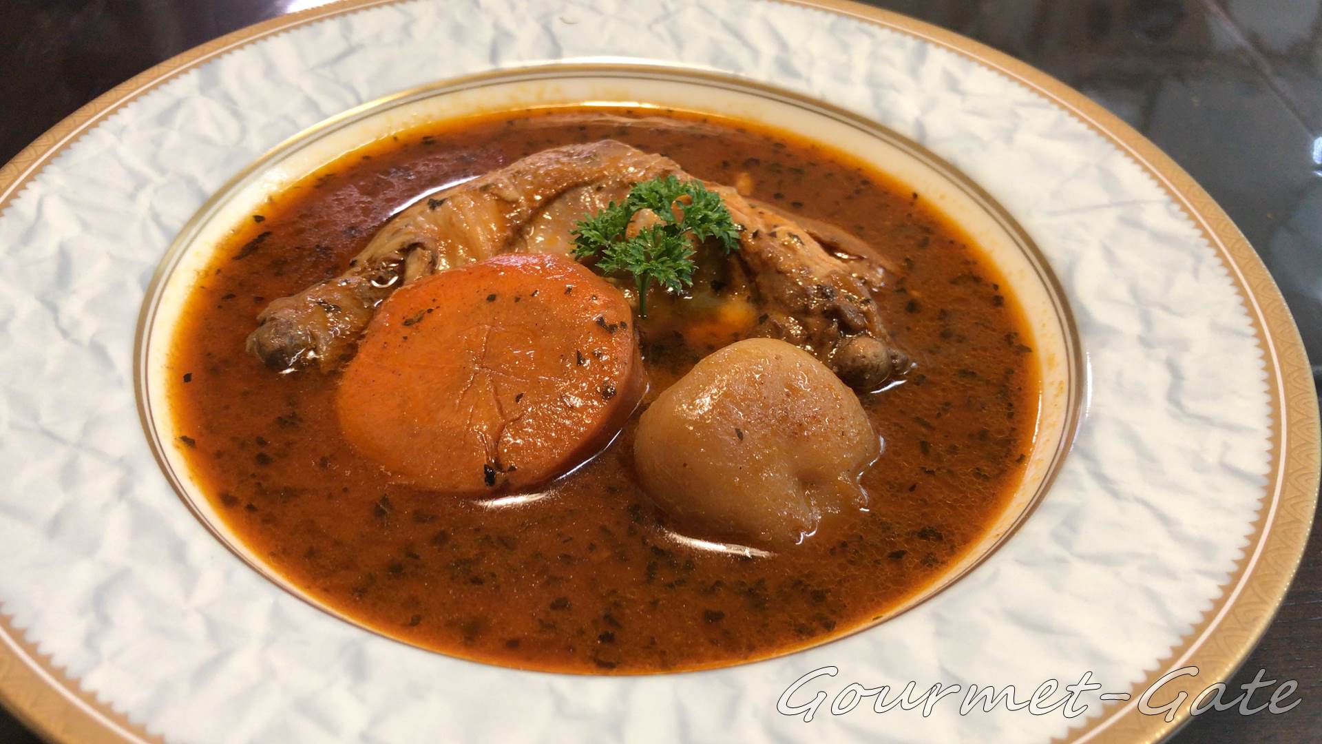 北国の丸ごとチキンレッグスープカレーを盛り付け