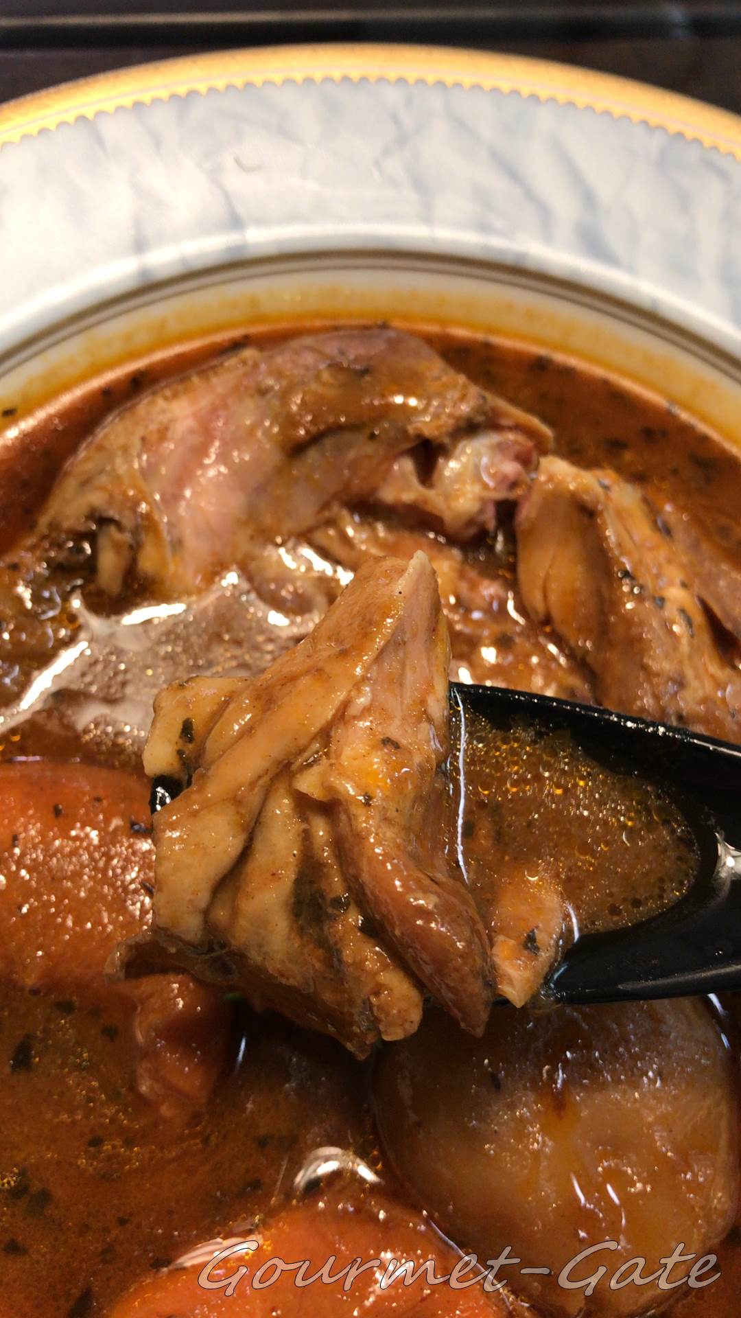 北国の丸ごとチキンレッグスープカレーのチキンはホロリとしている