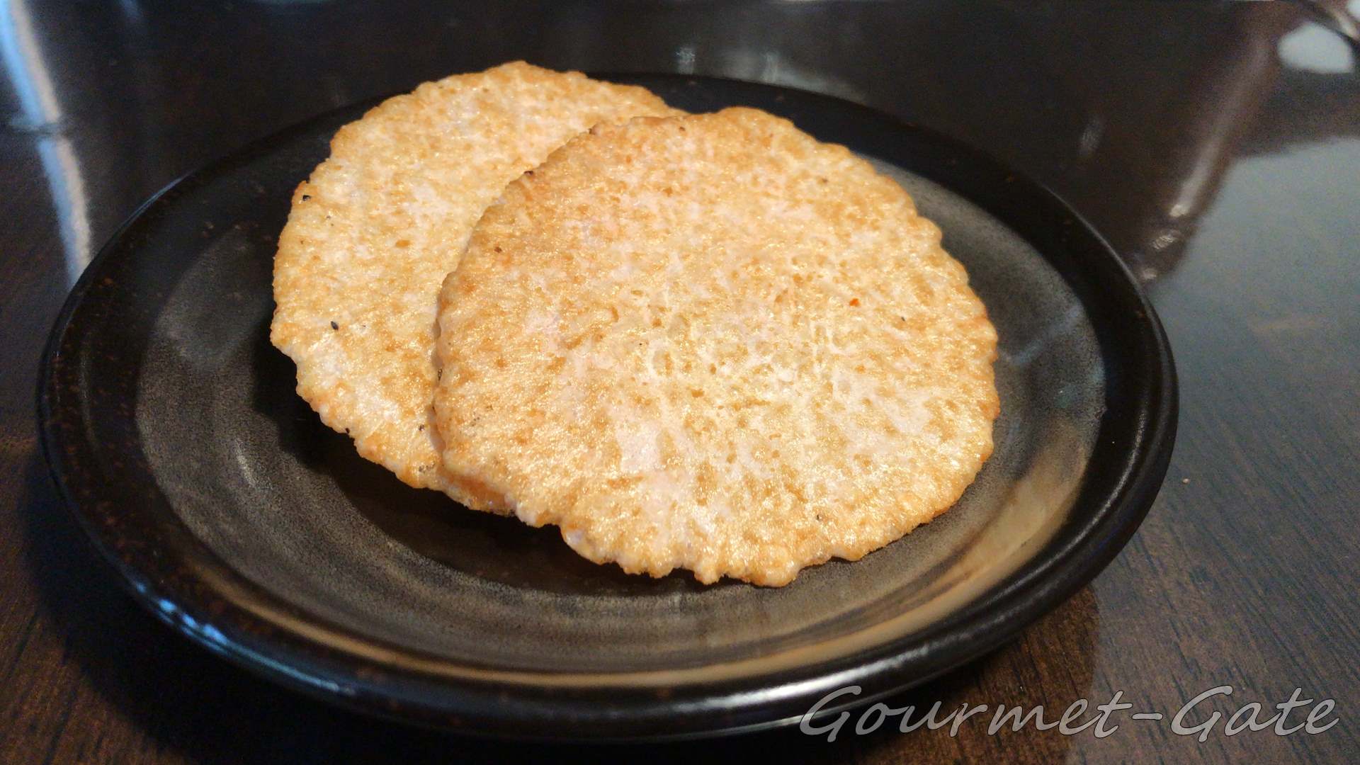 あか牛せんべいを盛り付け