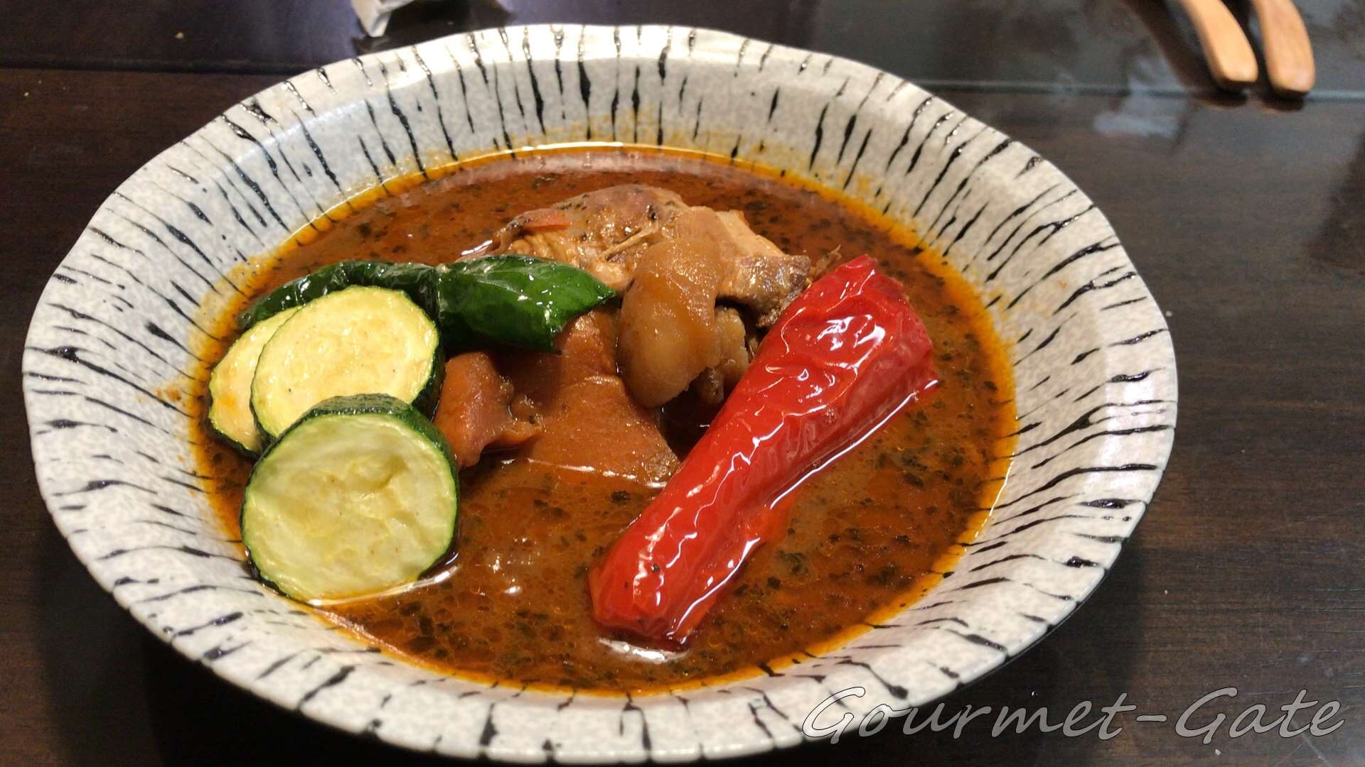 北国の丸ごとチキンレッグスープカレーを美しく盛り付け