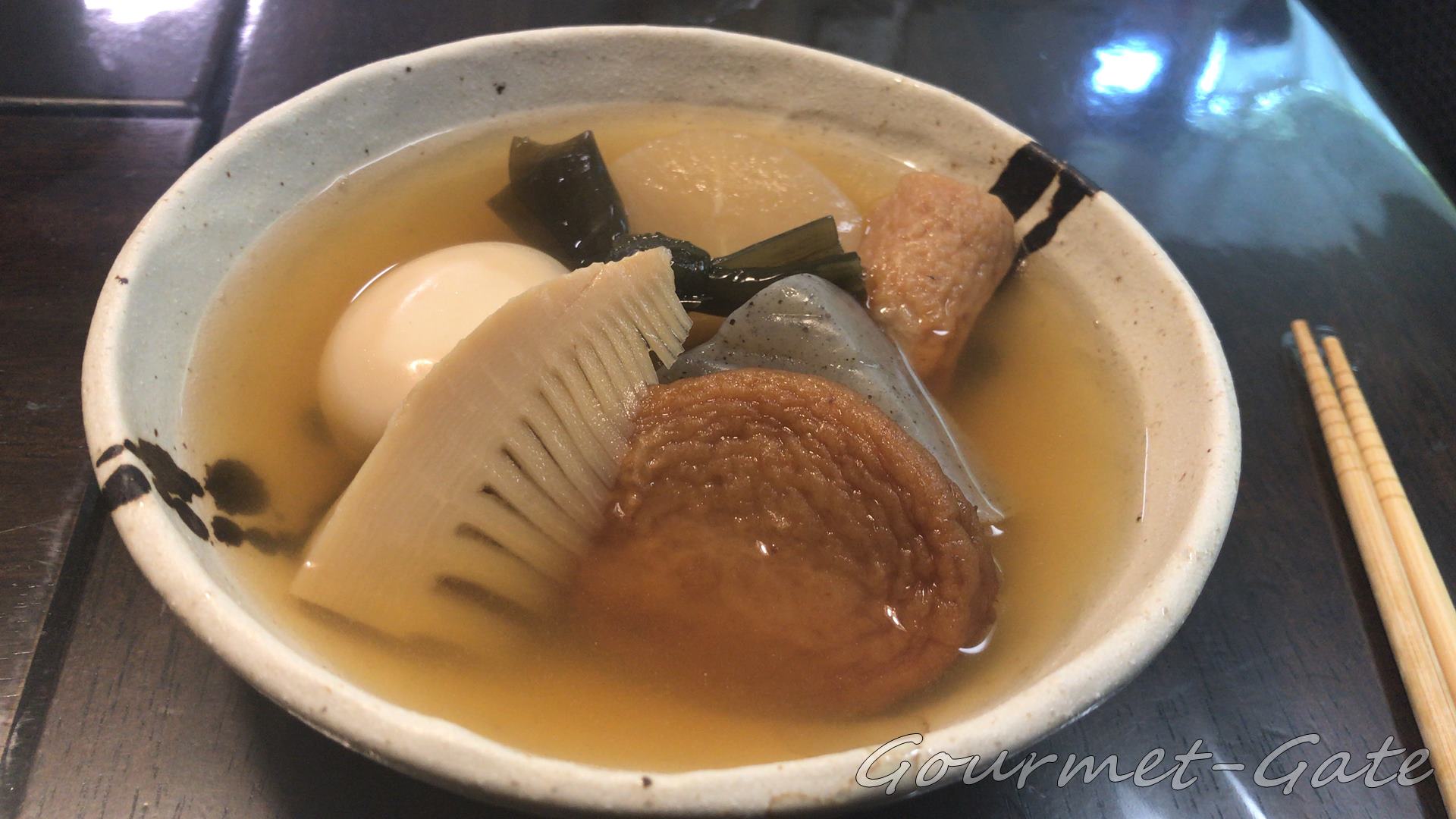 東和食彩のおでんを盛り付け