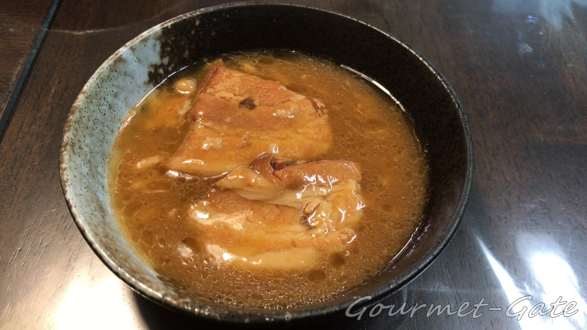 おかず箱_豚角煮を盛り付け