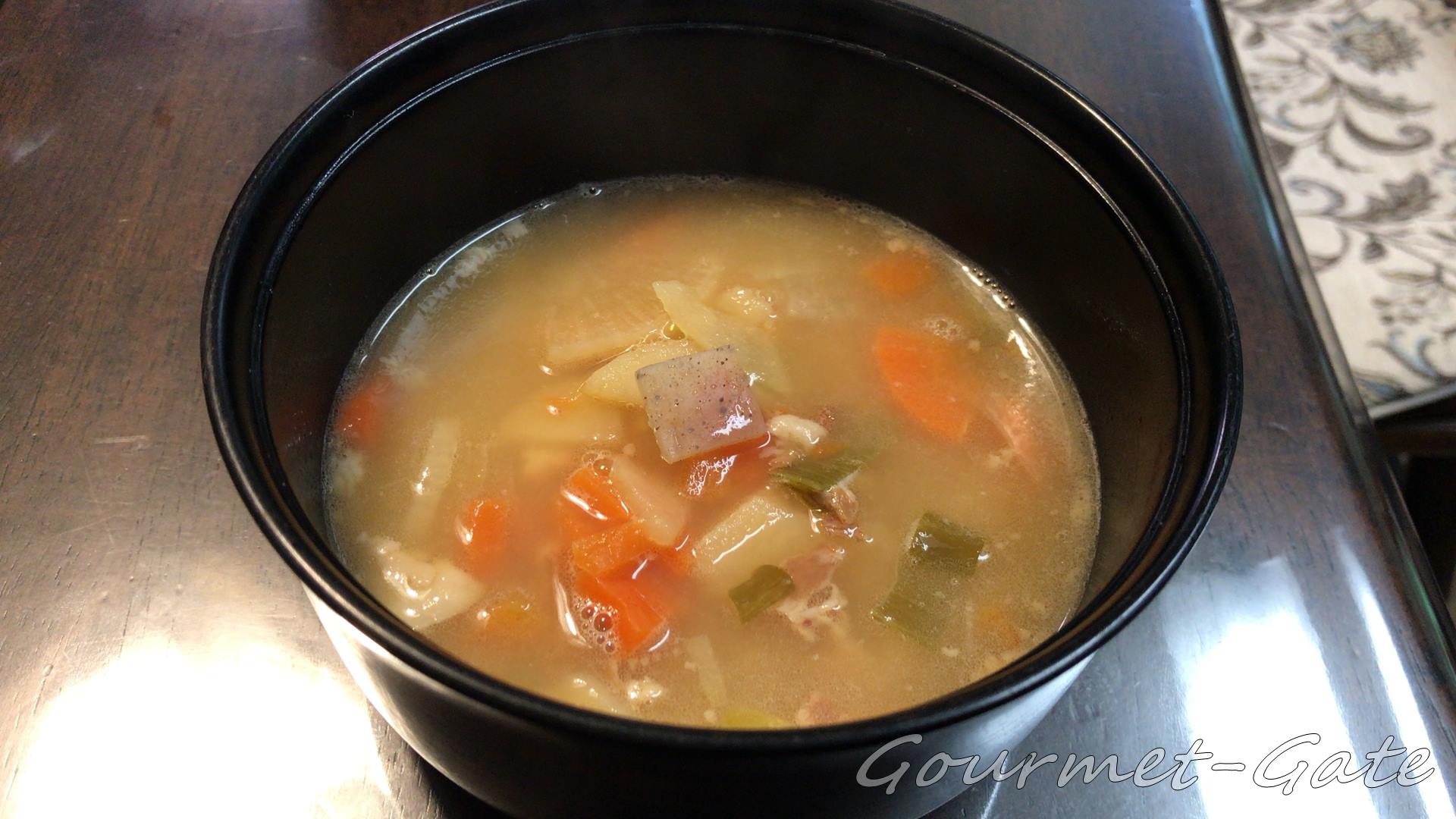 おいしい非常食_豚汁を盛り付け