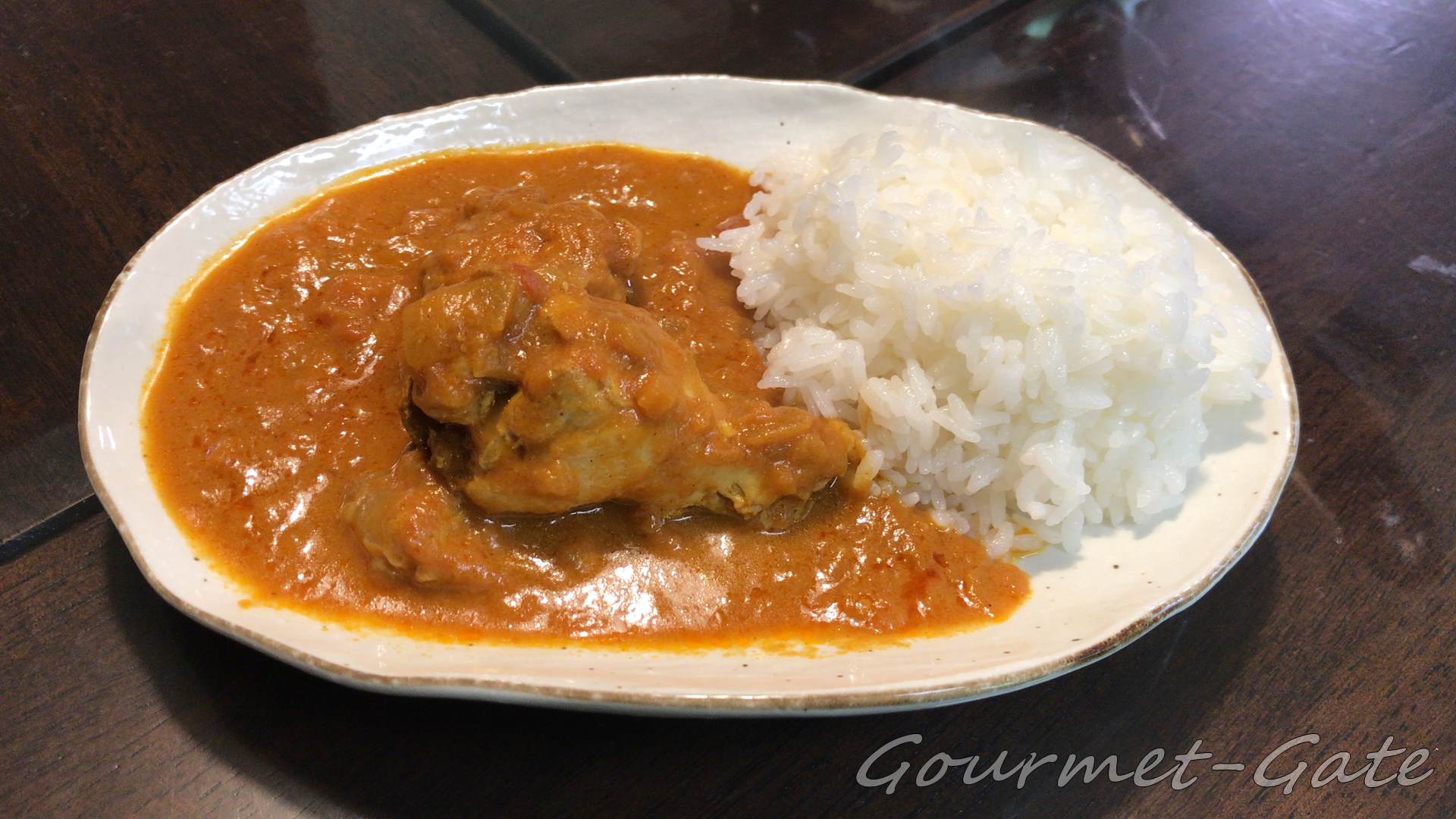 東和食彩_やみつきカレーを盛り付ける