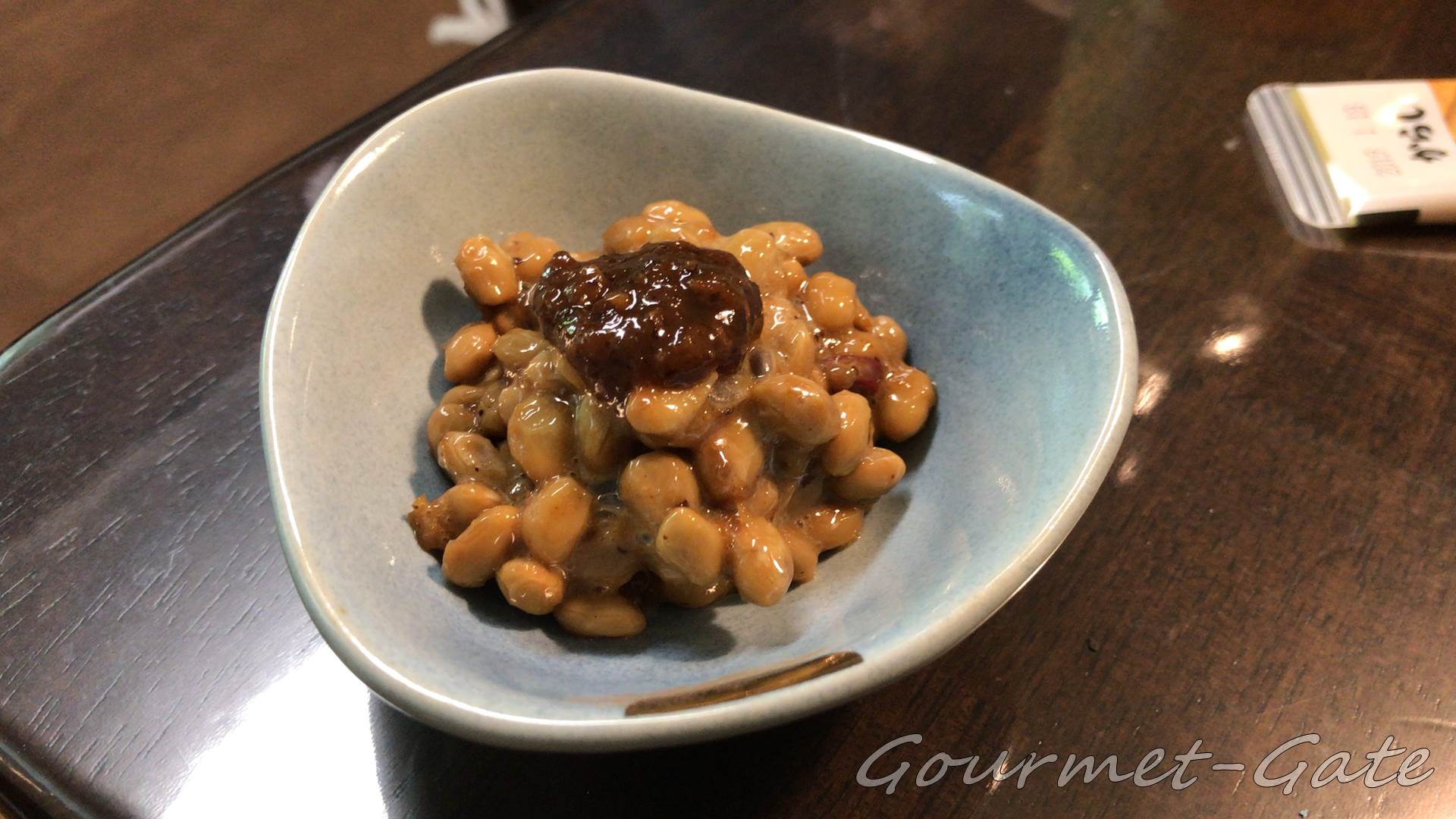 納豆に桷志田の食べる黒酢をかける