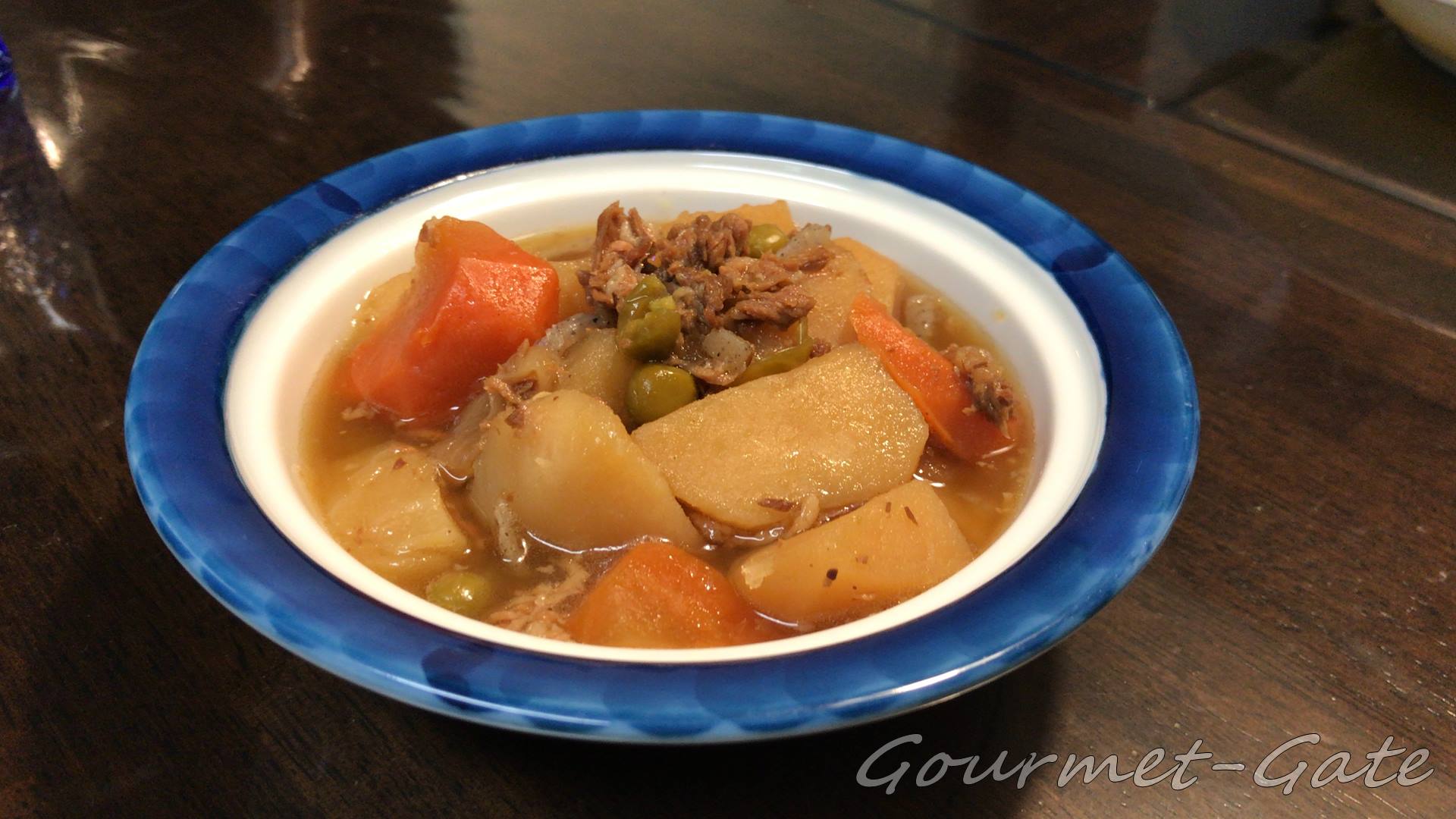 東和食彩_肉じゃがを盛り付け