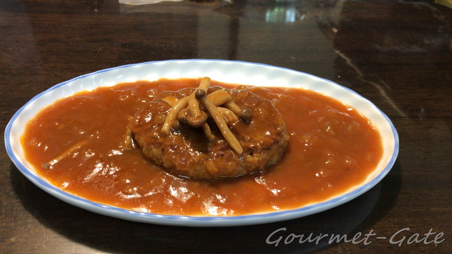 東和食彩_煮込みハンバーグを盛り付け