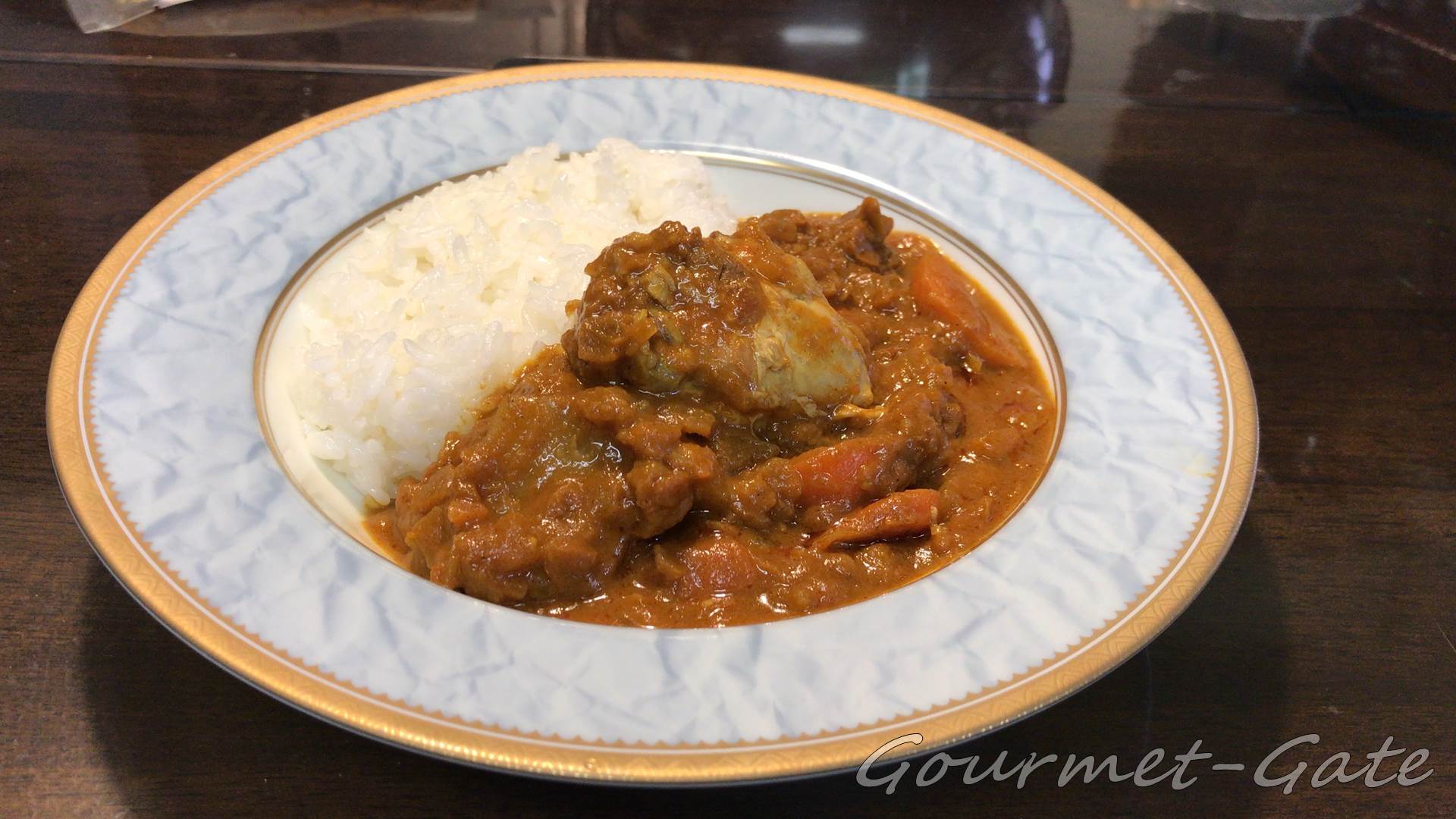 東和食彩_チキンカレーを盛り付け