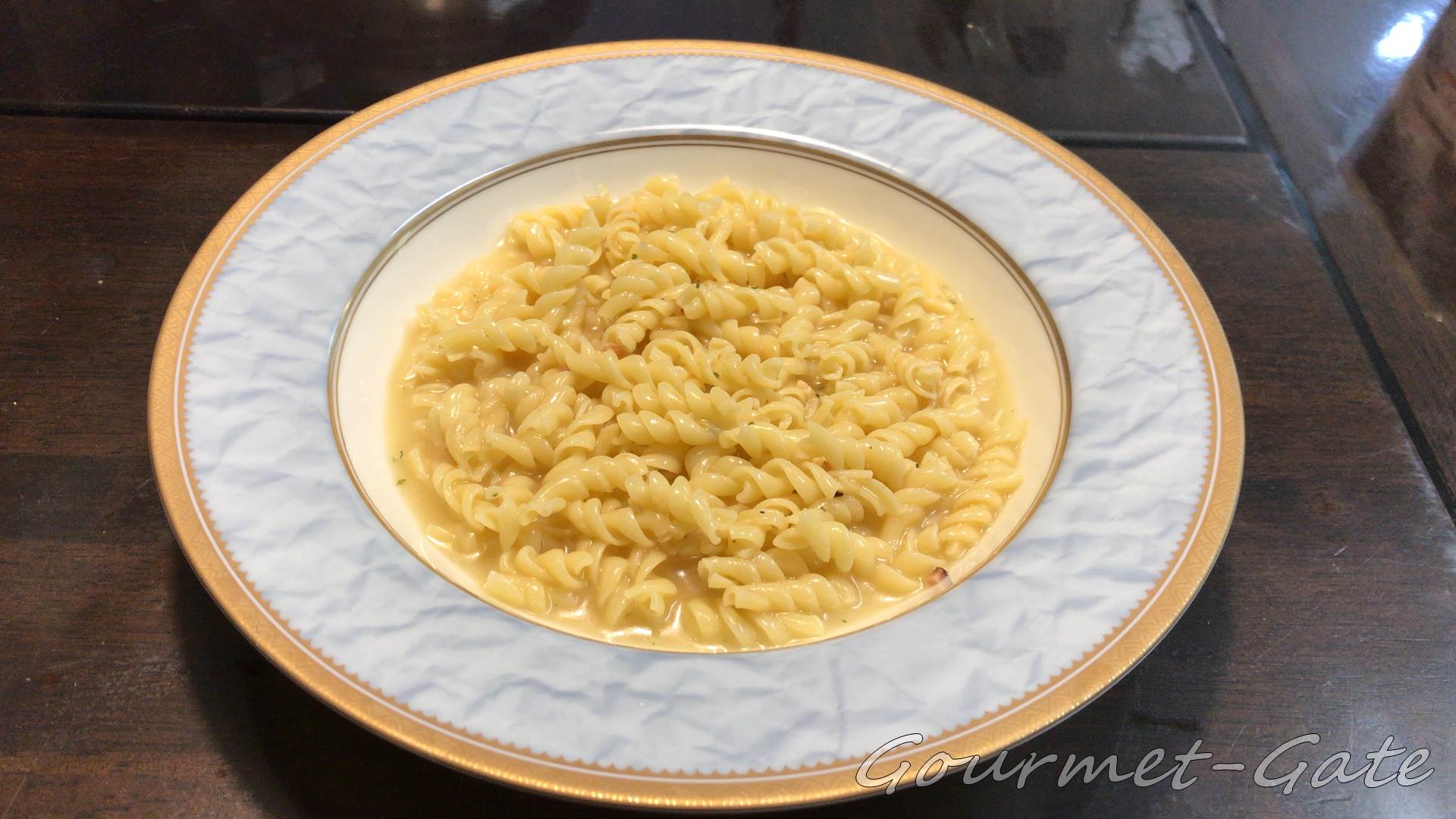 マジックパスタを盛り付けると美味しそう
