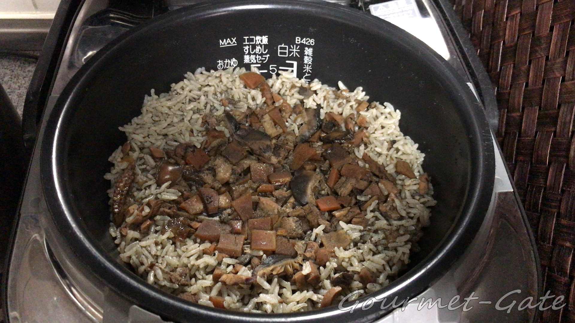 伊江島おっかー自慢のイカスミじゅーしぃの素で炊いたご飯