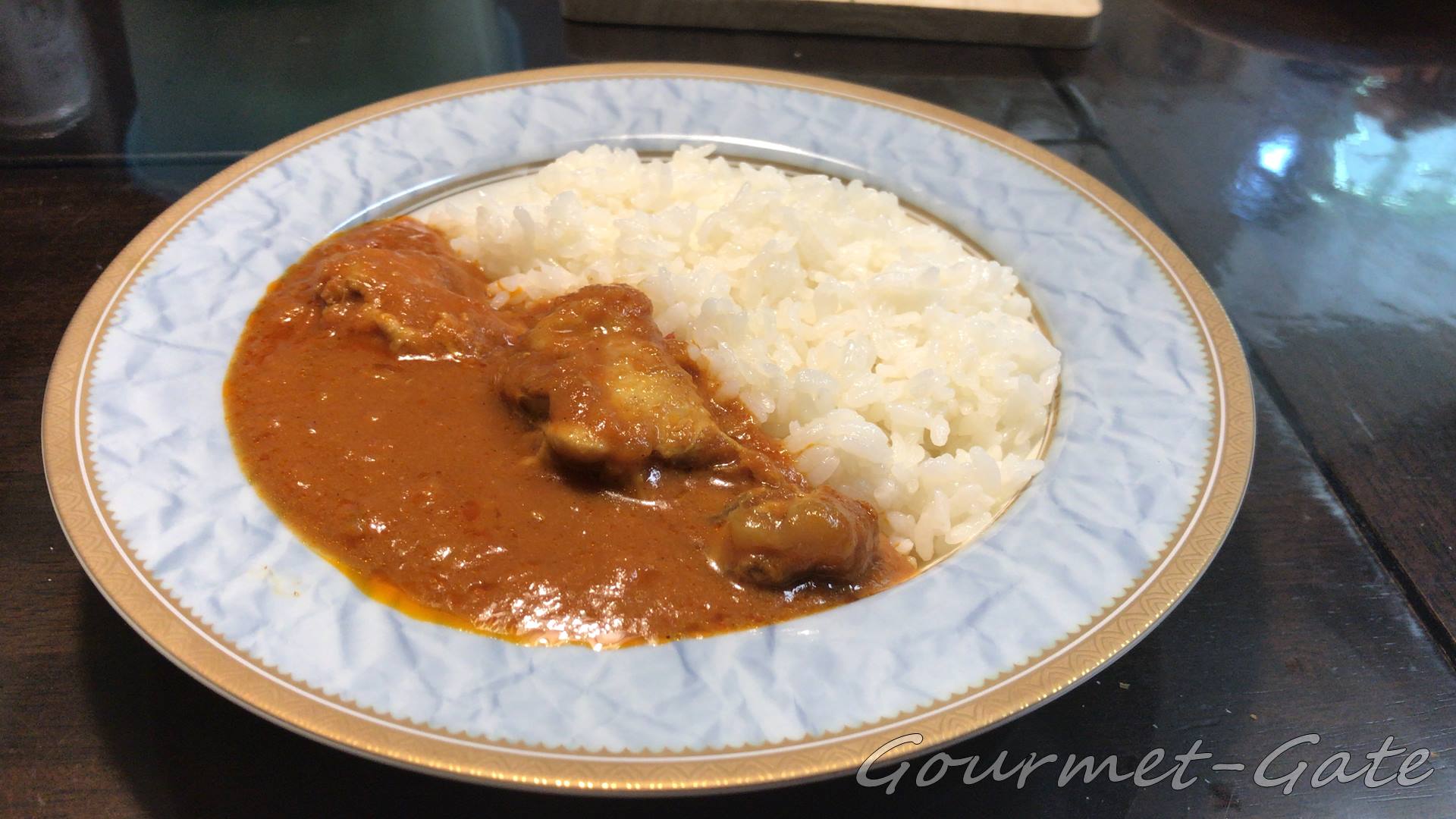 izameshiのチキンカレーを盛り付け