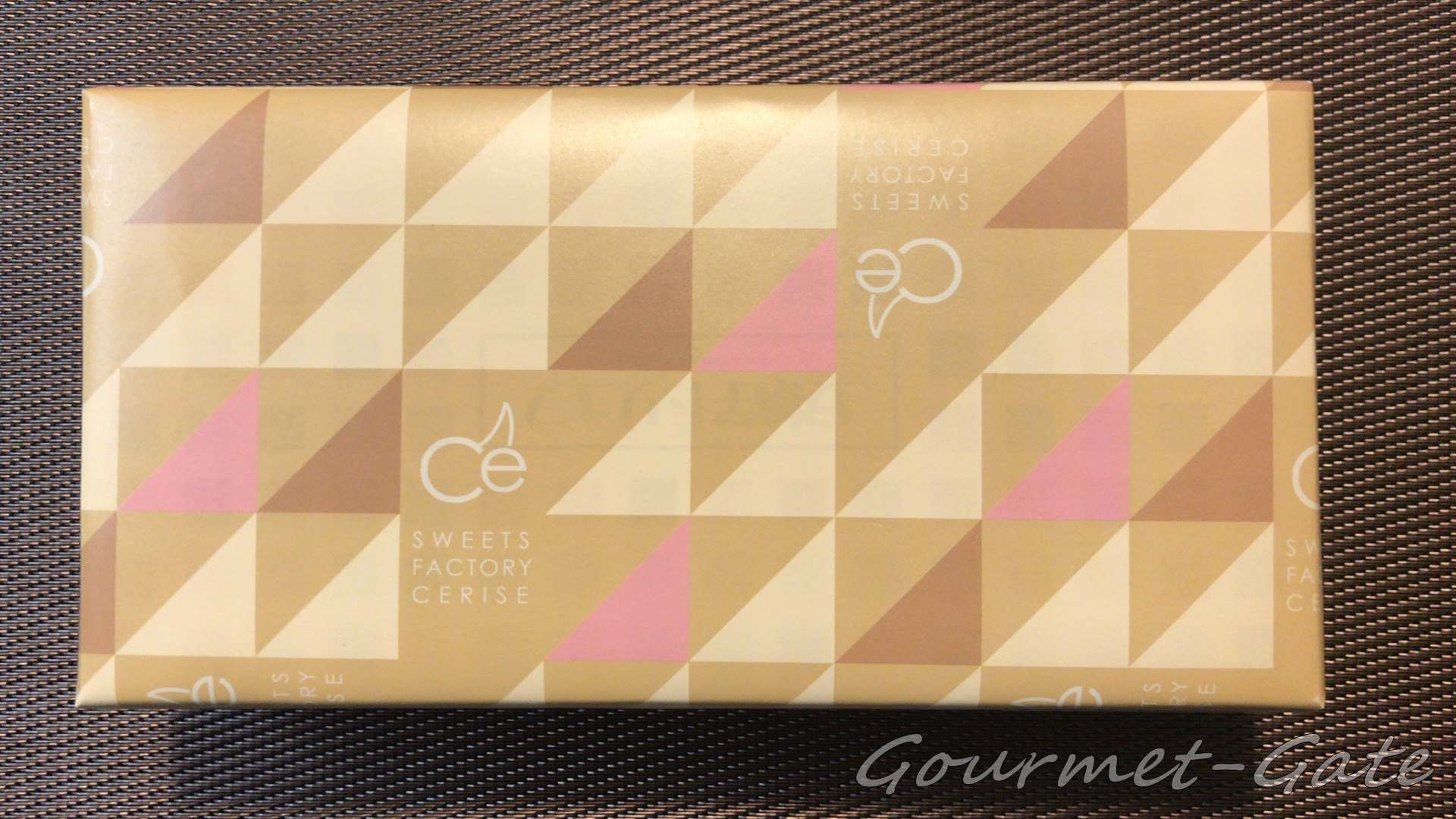 sweets factory ceriseの包装紙