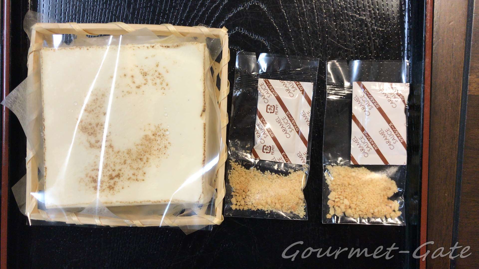 シュトロイゼルとカラメルソースをトウフチャウデにかける