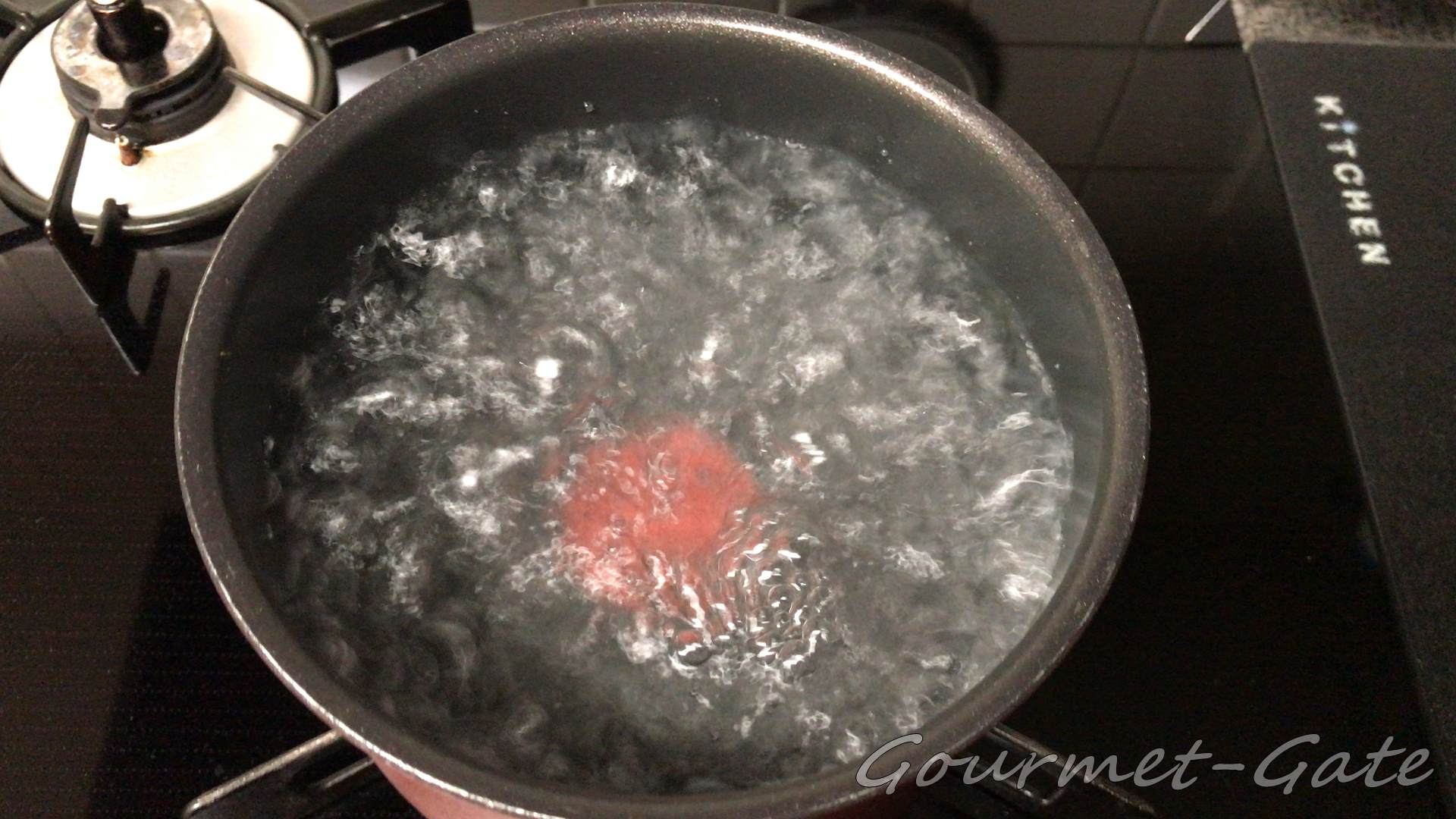 黒豆茶は沸騰した湯で煮出す
