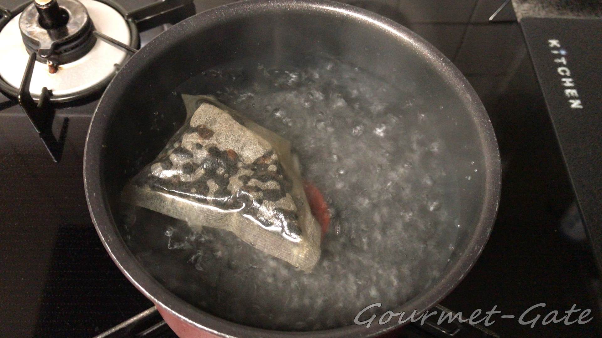 黒豆茶を泳がす